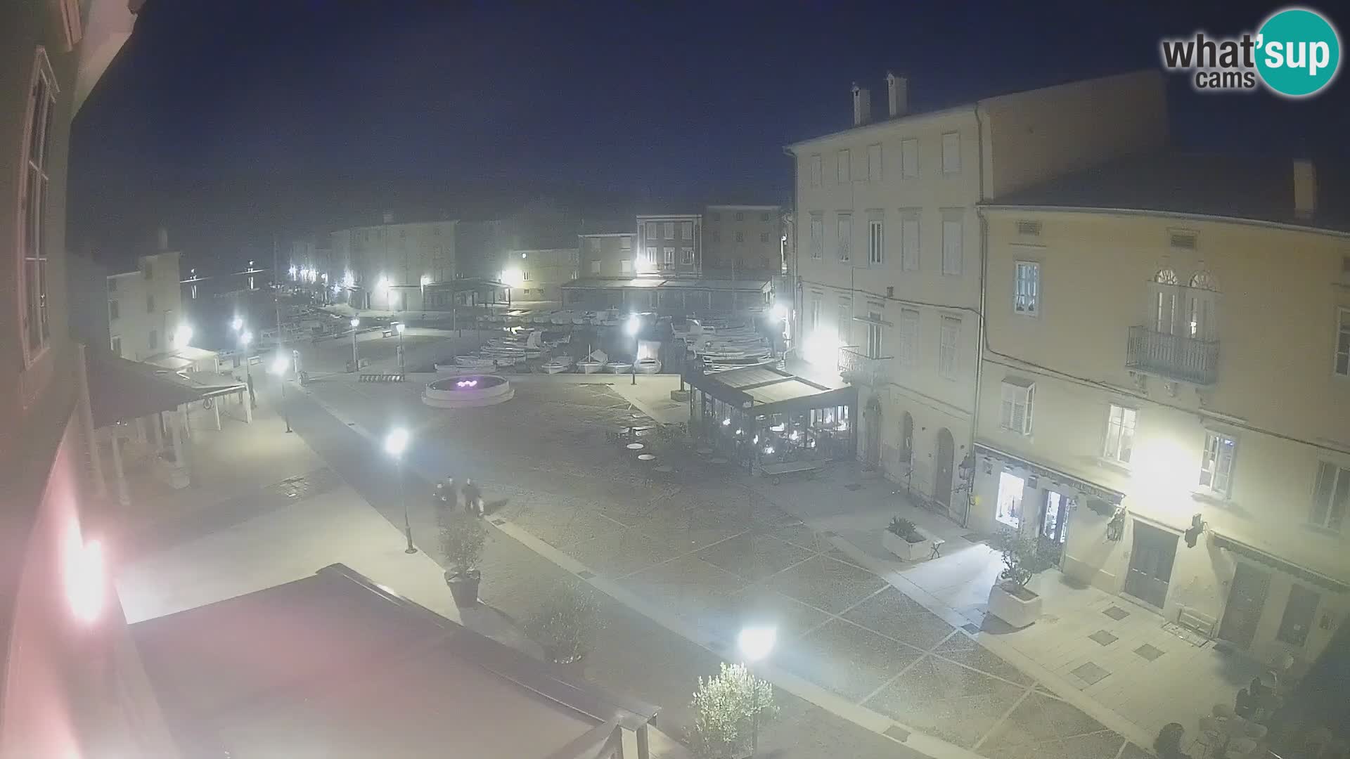 V ŽIVO spletna kamera Cres mesto – glavni trg in “mandrač” – otok Cres – Hrvaška