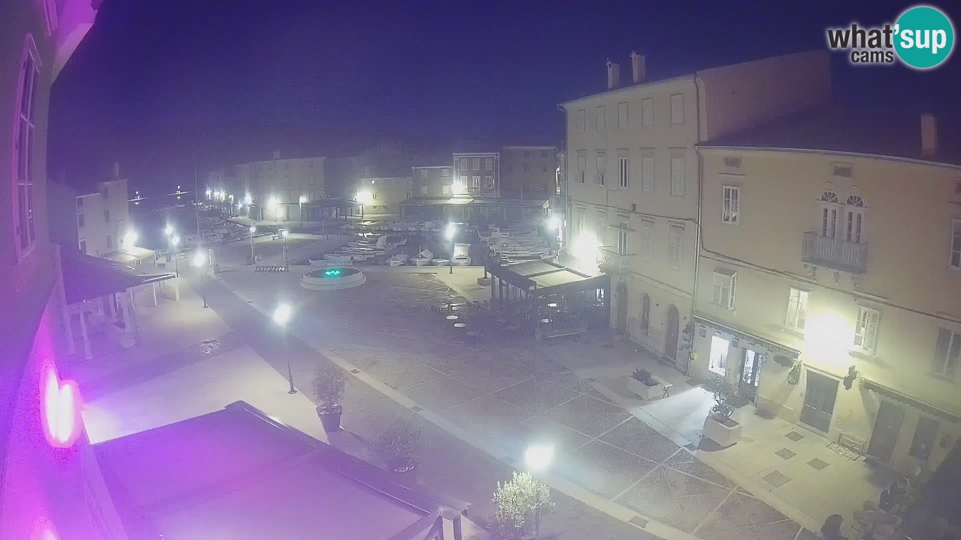 Web kamera Grad Cres – glavni trg i “mandrač” – otok Cres