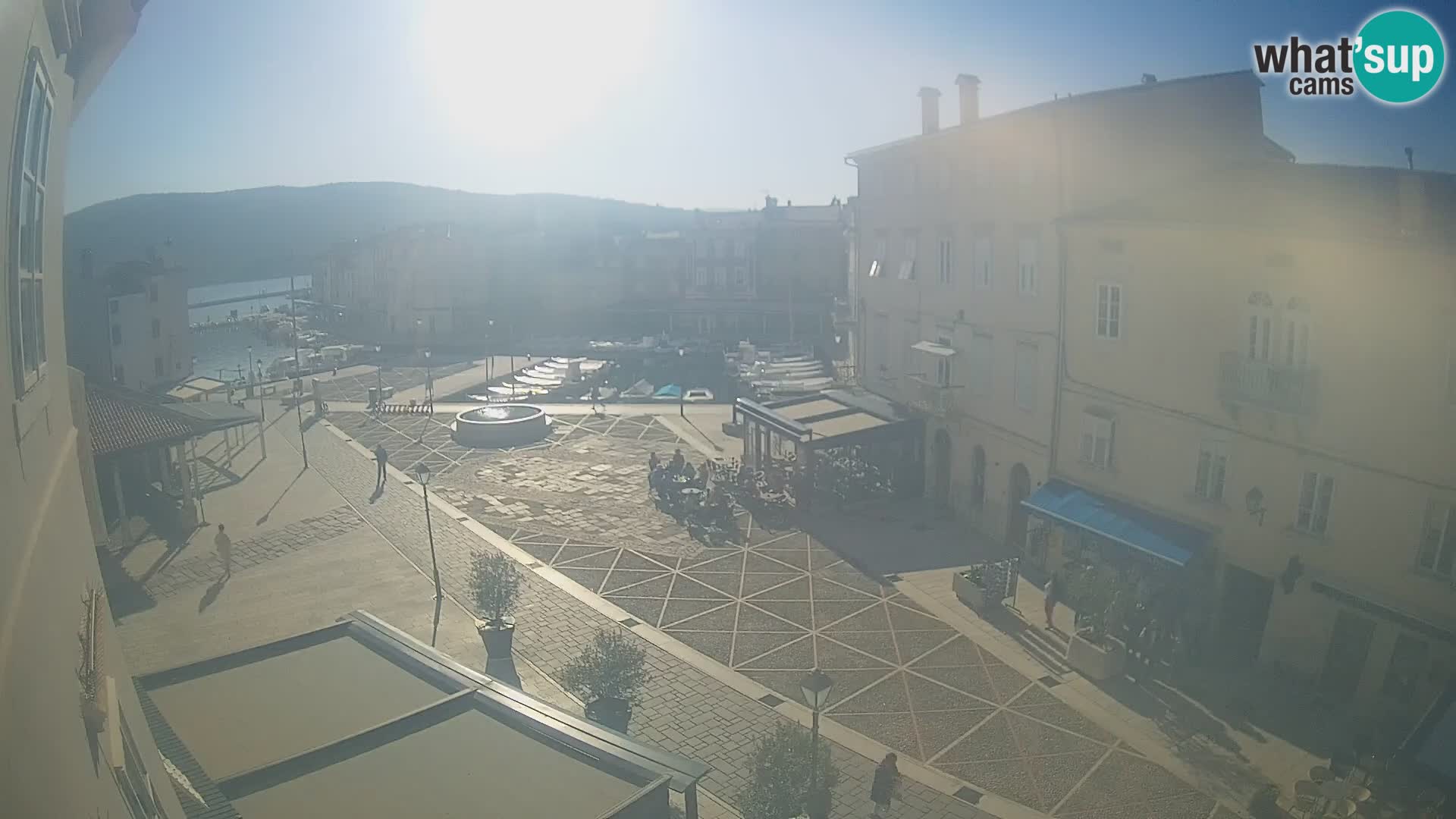 Cámara en vivo ciudad de Cres – plaza principal y “mandrač” – isla de Cres – Croacia