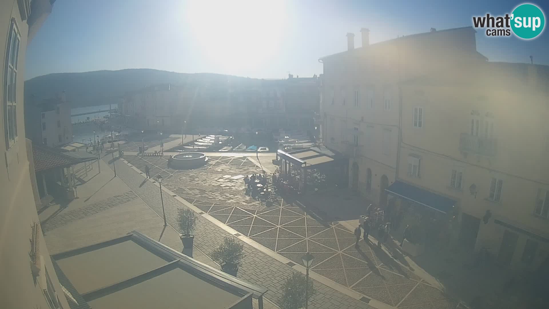 V ŽIVO spletna kamera Cres mesto – glavni trg in “mandrač” – otok Cres – Hrvaška