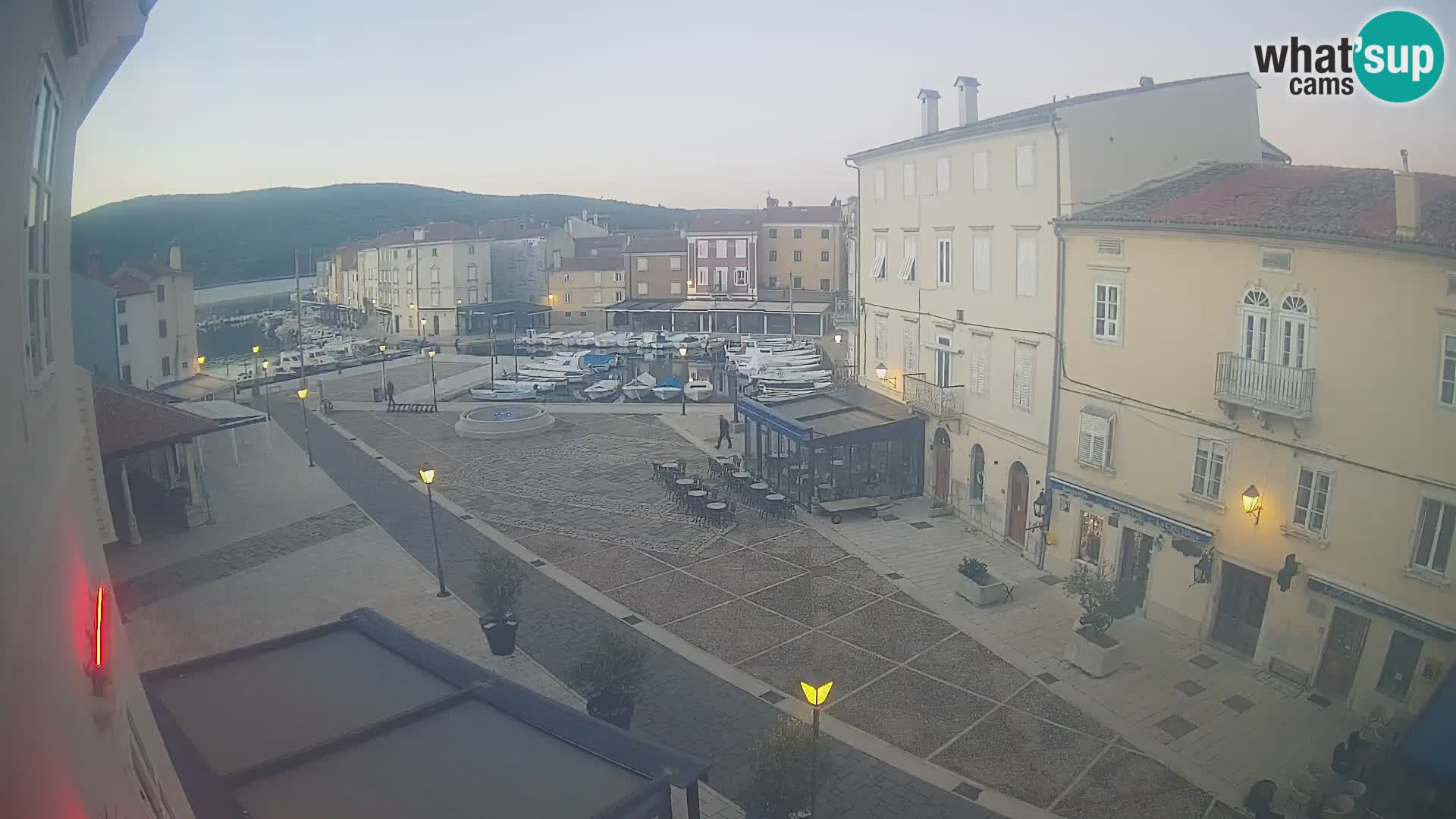 LIVE cam Cres city – place principale et “mandrač” – île de Cres – Croatie