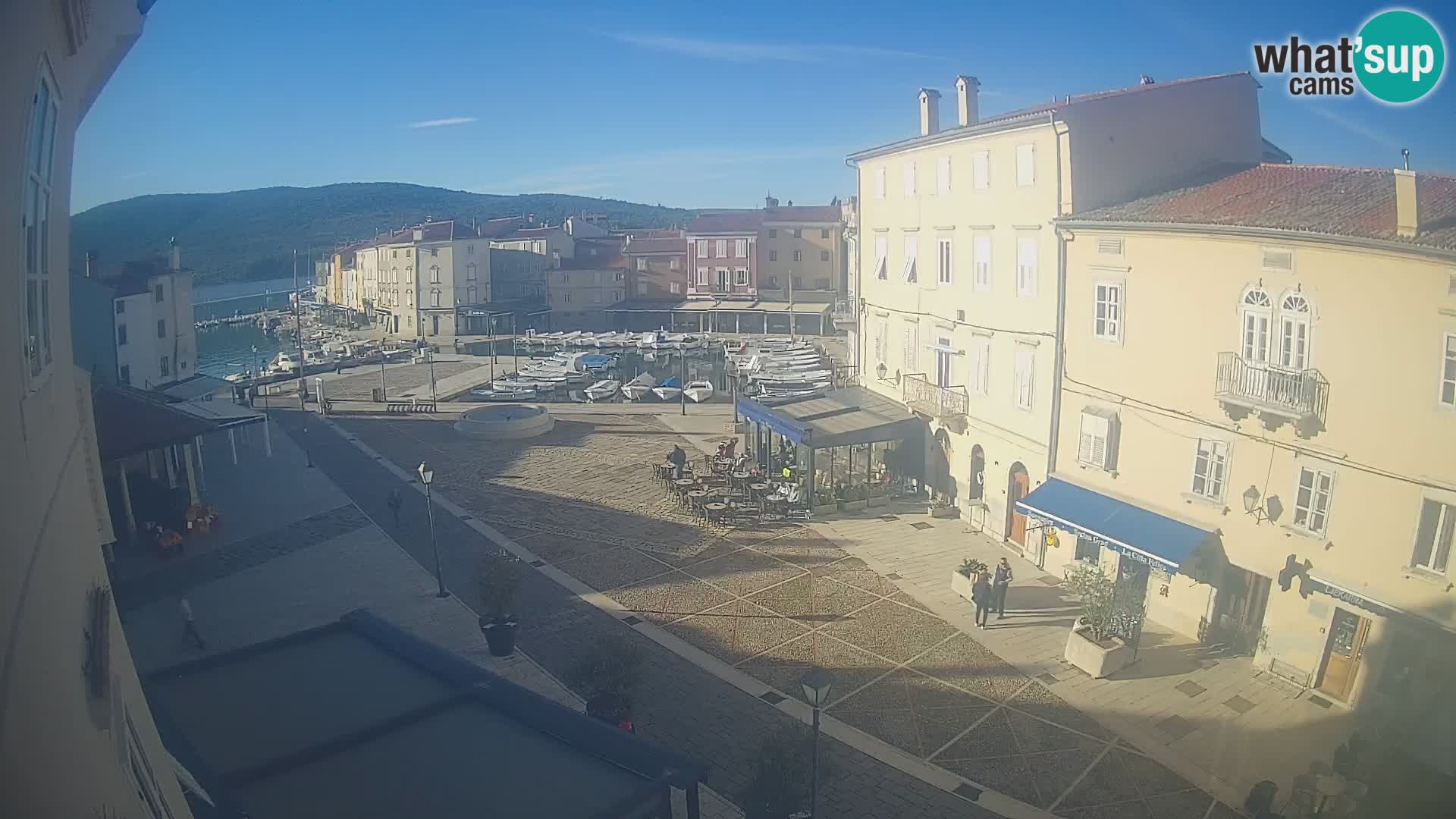 Web kamera Grad Cres – glavni trg i “mandrač” – otok Cres