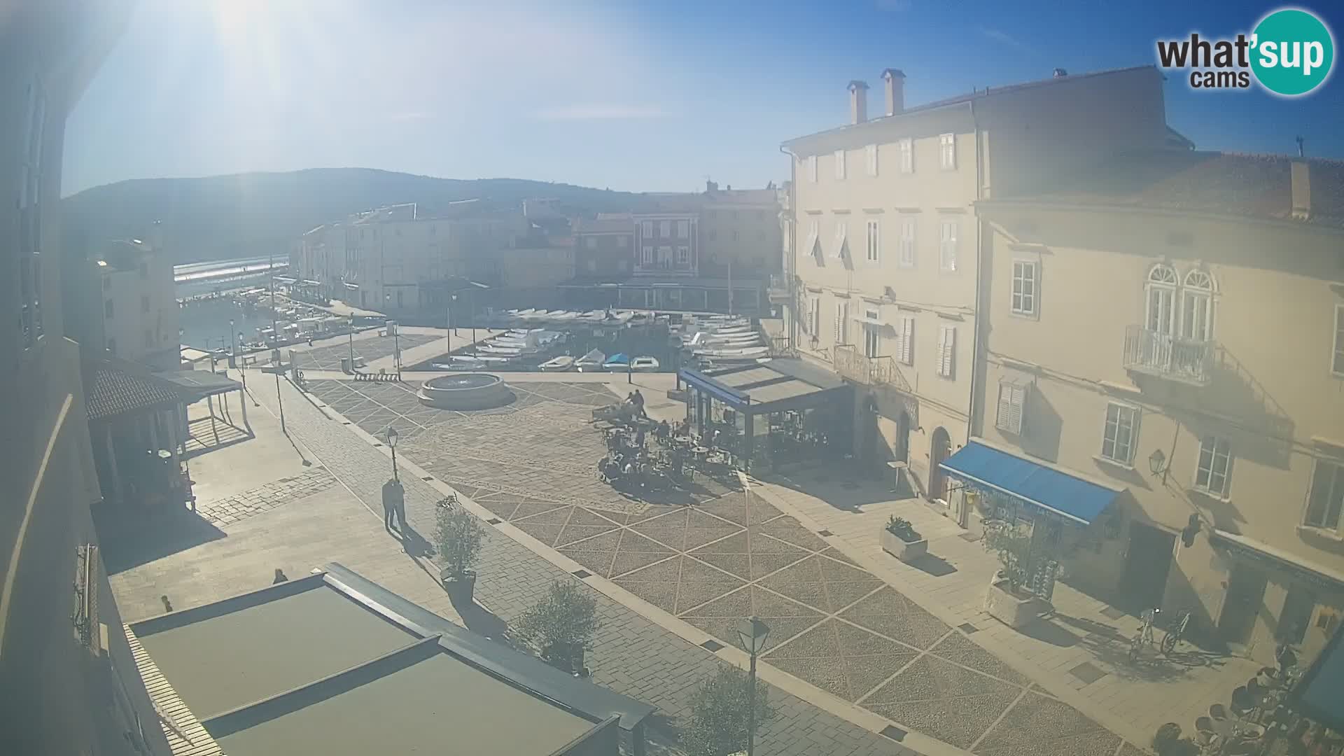 Cámara en vivo ciudad de Cres – plaza principal y “mandrač” – isla de Cres – Croacia