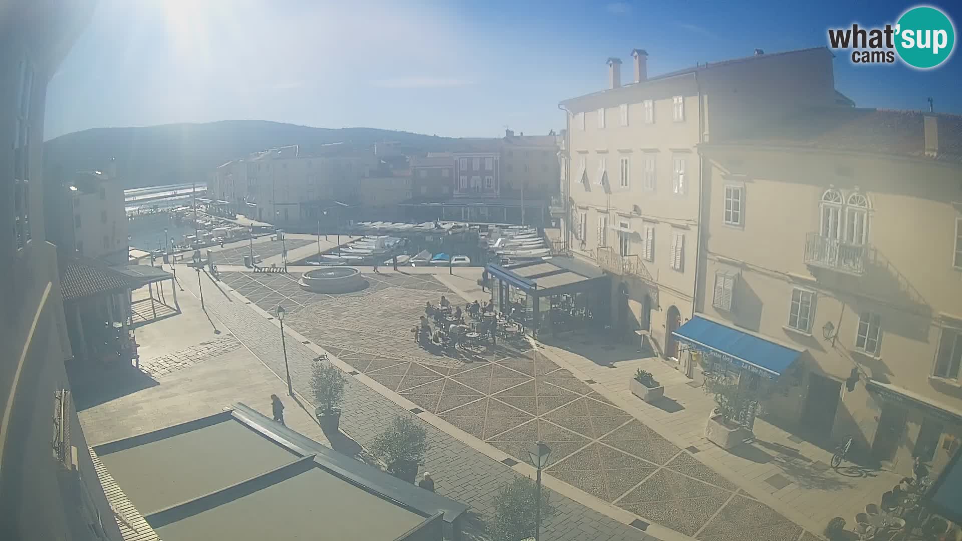 Cámara en vivo ciudad de Cres – plaza principal y “mandrač” – isla de Cres – Croacia
