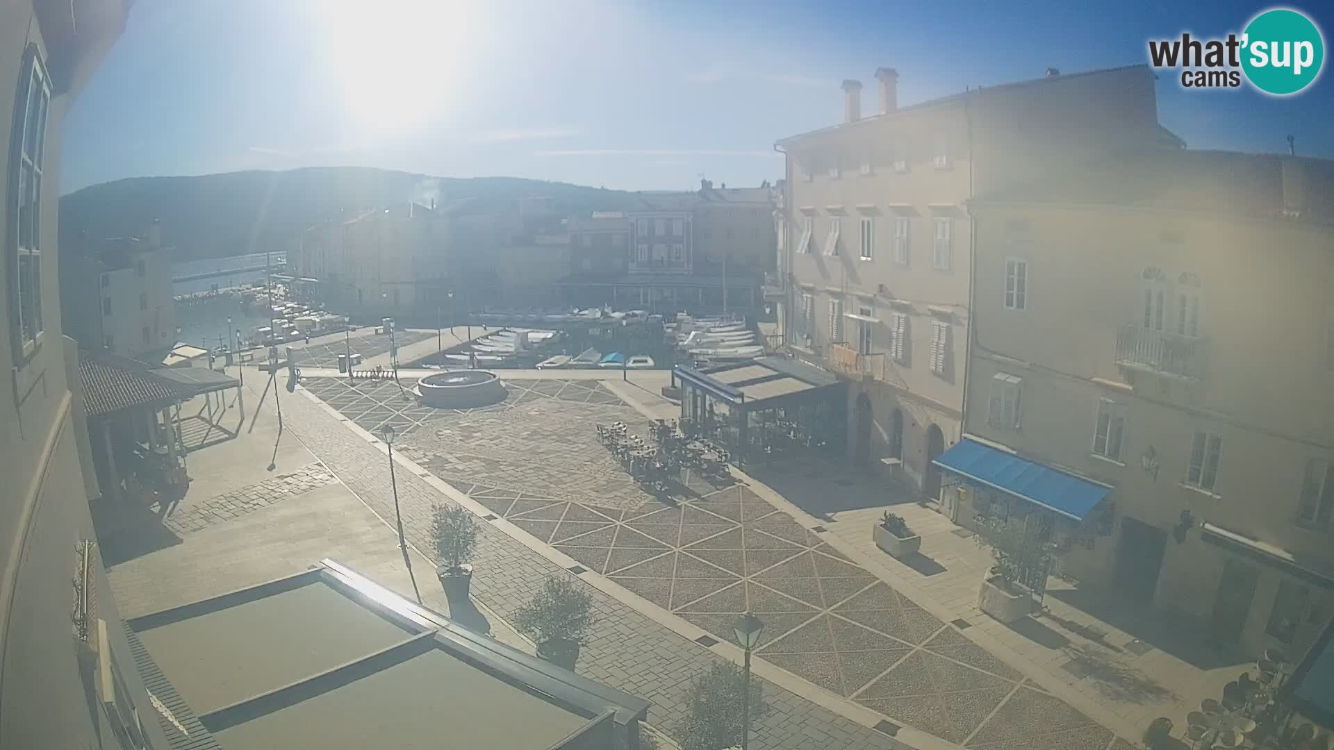 Cámara en vivo ciudad de Cres – plaza principal y “mandrač” – isla de Cres – Croacia