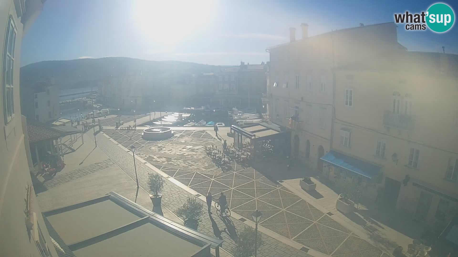 LIVE cam Cres city – place principale et “mandrač” – île de Cres – Croatie