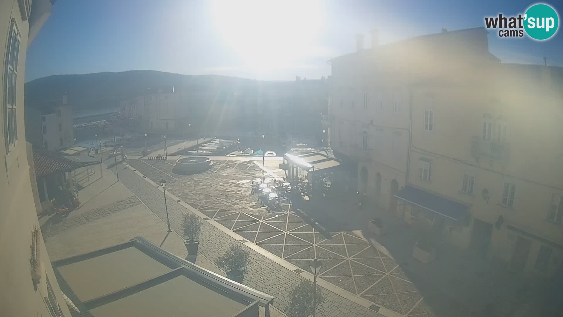 V ŽIVO spletna kamera Cres mesto – glavni trg in “mandrač” – otok Cres – Hrvaška