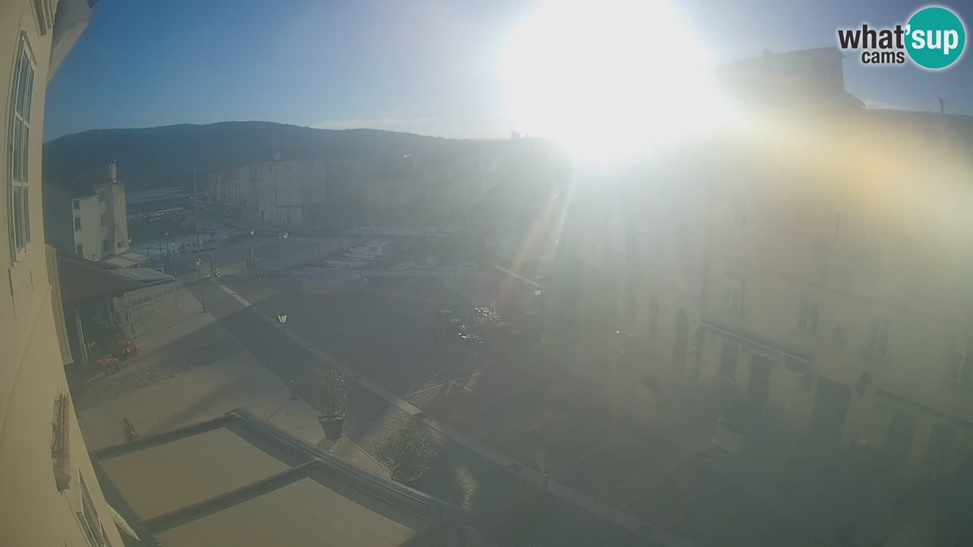 Cámara en vivo ciudad de Cres – plaza principal y “mandrač” – isla de Cres – Croacia