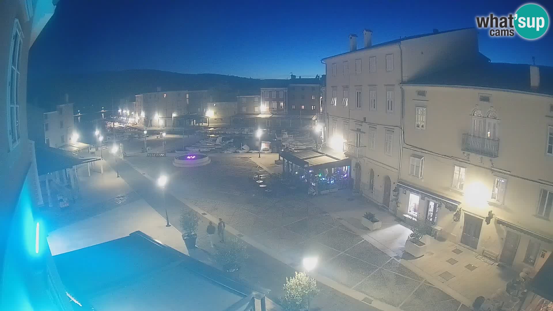 V ŽIVO spletna kamera Cres mesto – glavni trg in “mandrač” – otok Cres – Hrvaška