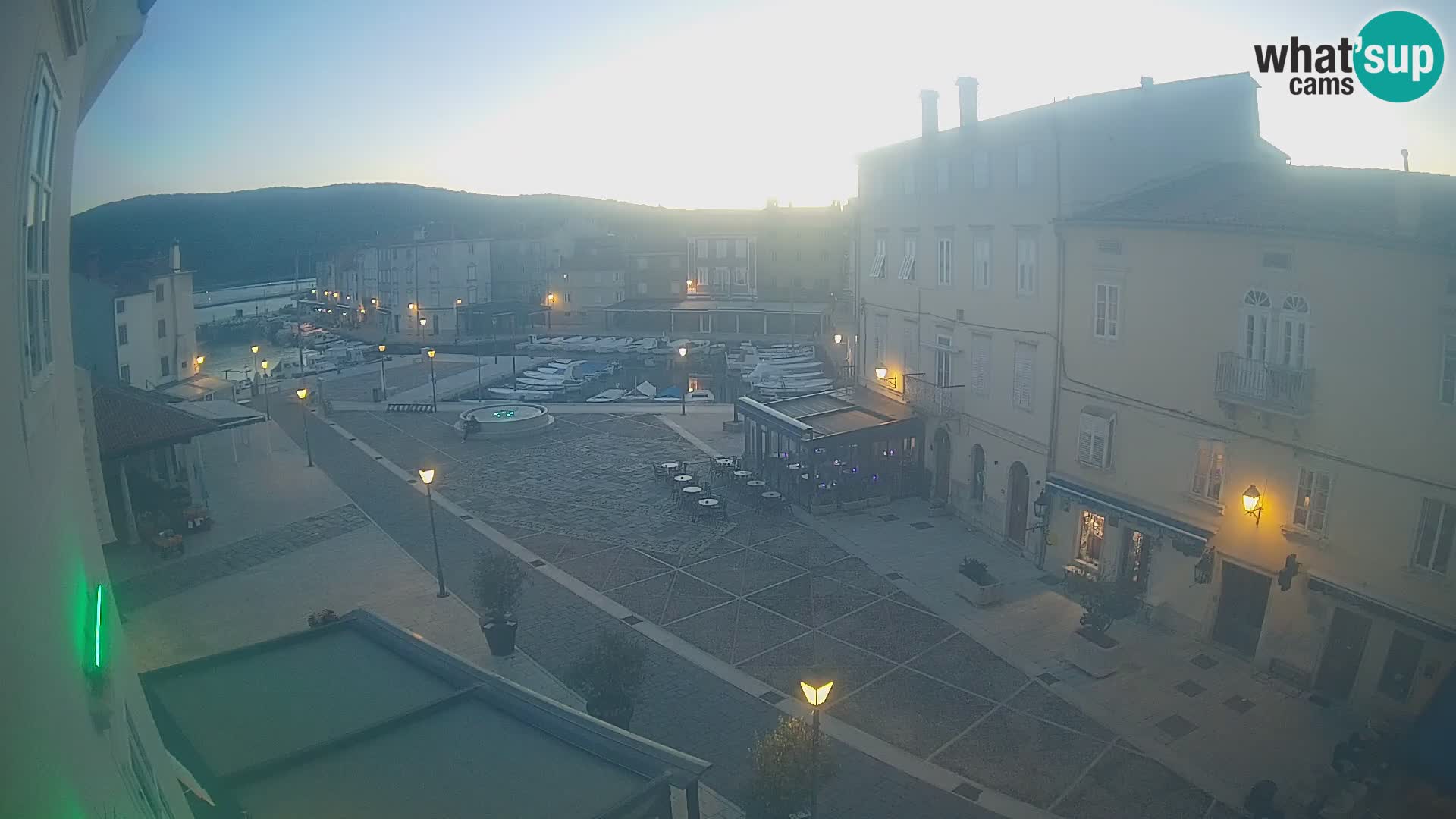 V ŽIVO spletna kamera Cres mesto – glavni trg in “mandrač” – otok Cres – Hrvaška