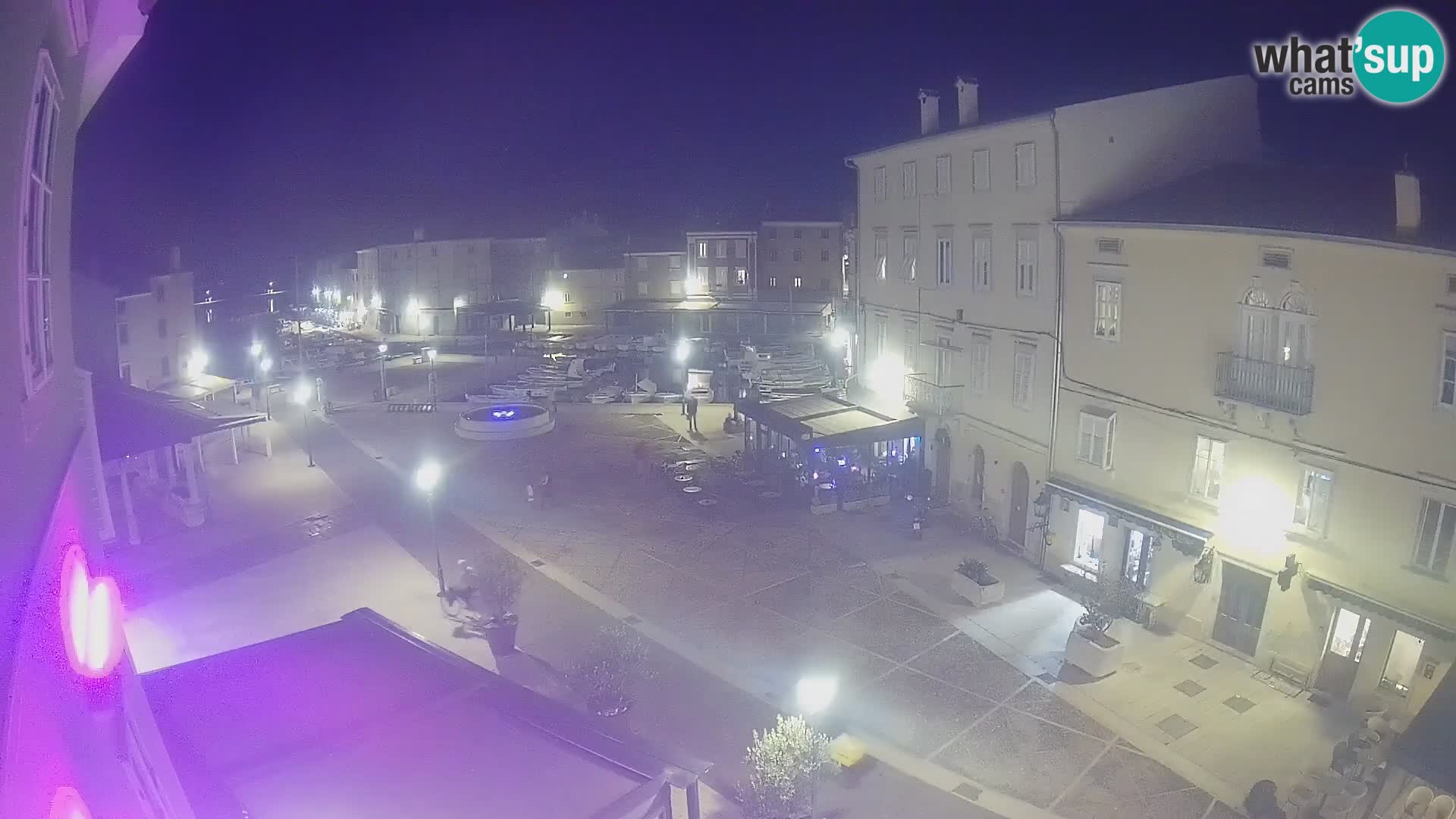 V ŽIVO spletna kamera Cres mesto – glavni trg in “mandrač” – otok Cres – Hrvaška