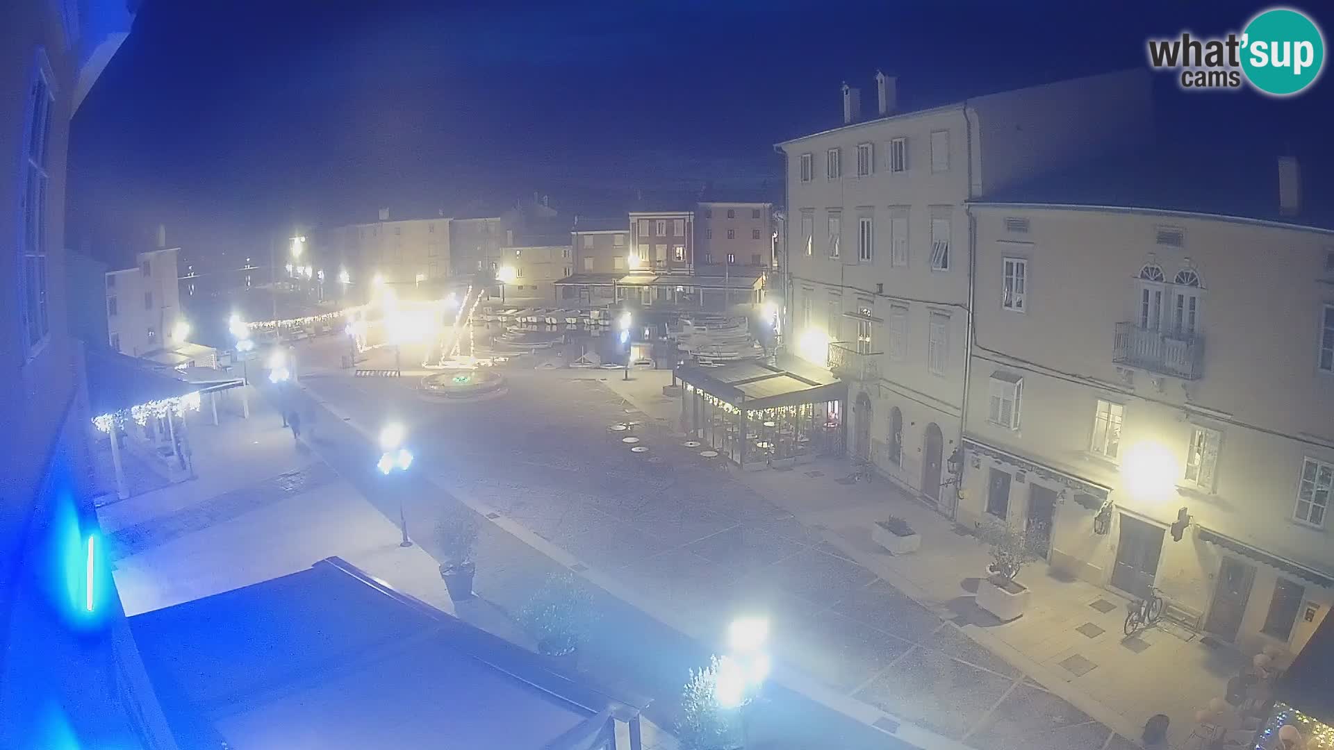 Web kamera Grad Cres – glavni trg i “mandrač” – otok Cres