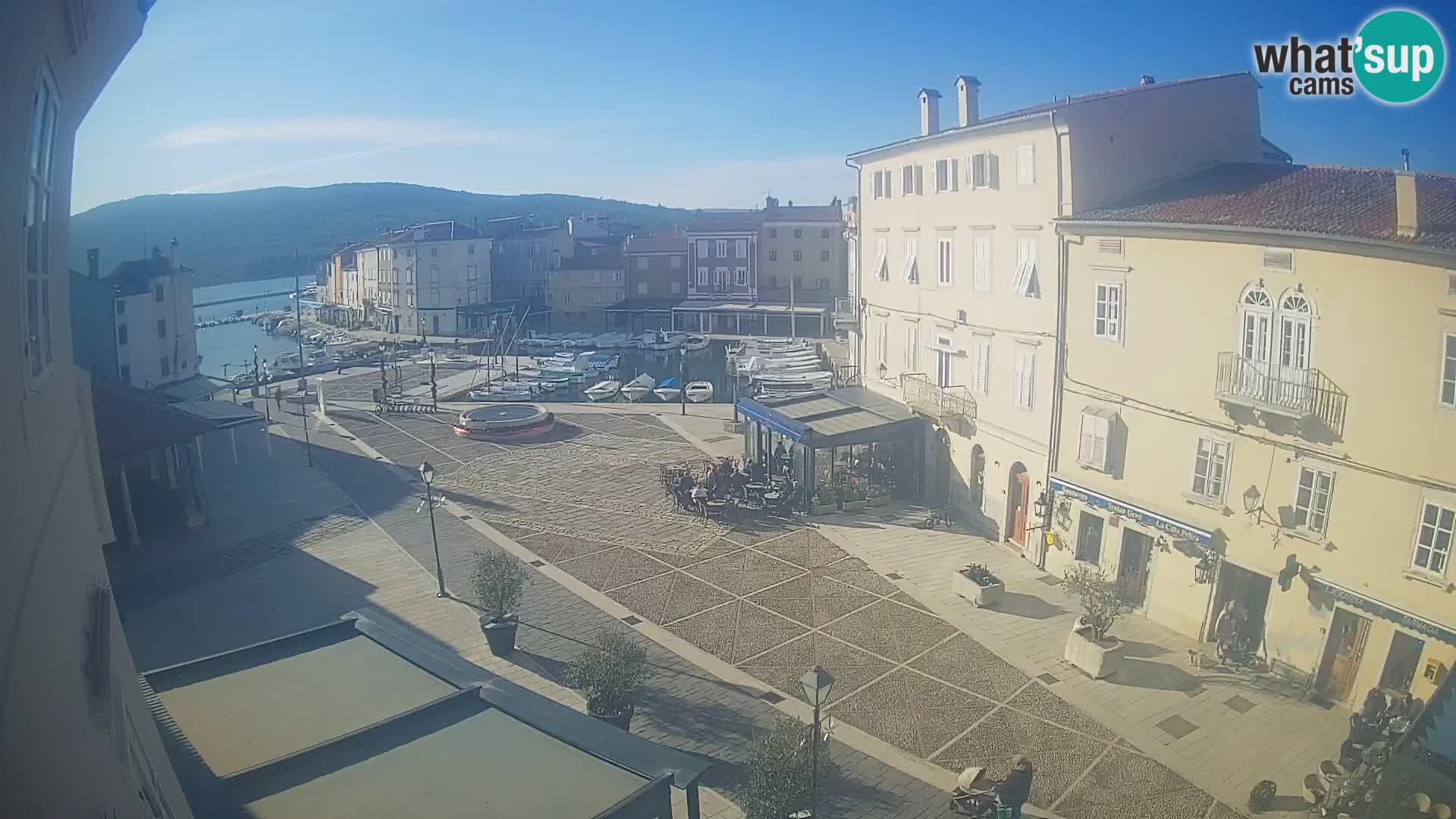 Web kamera Grad Cres – glavni trg i “mandrač” – otok Cres