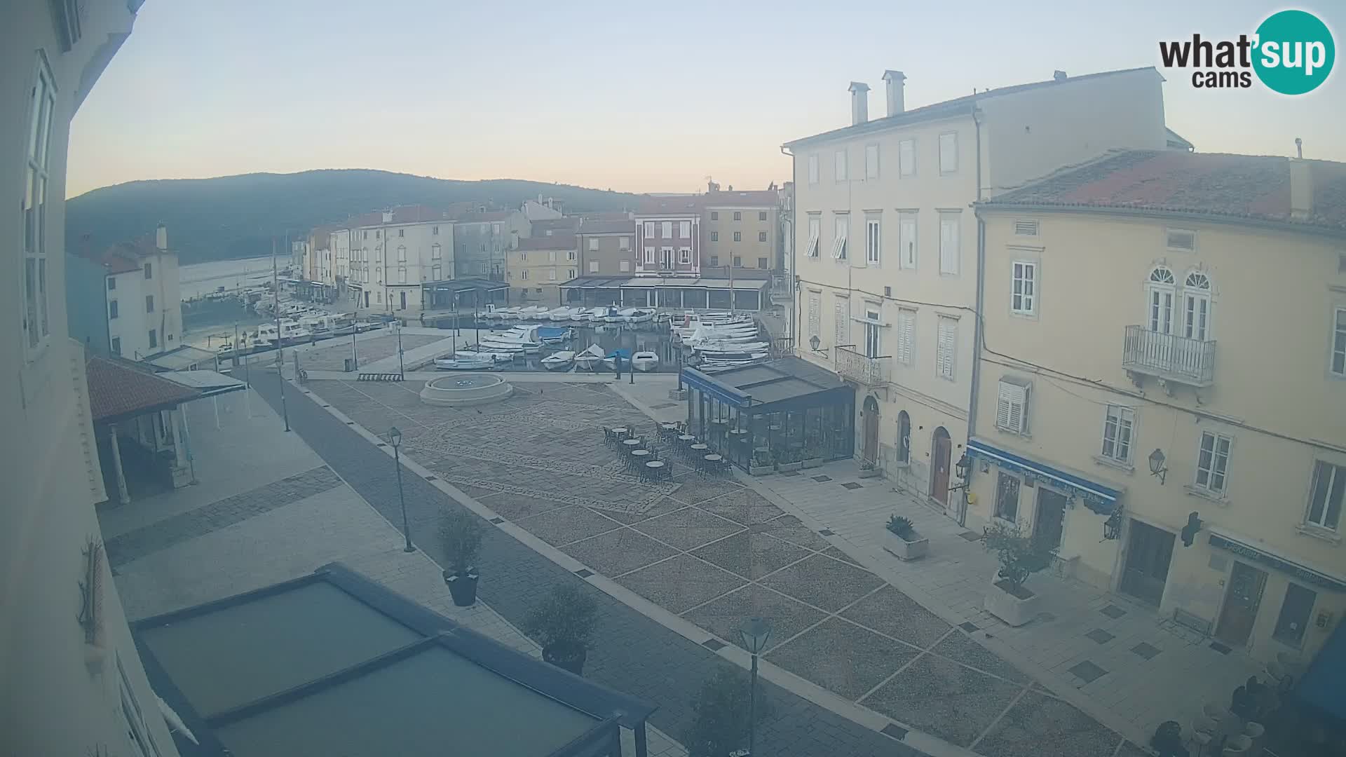LIVE cam Cres city – place principale et “mandrač” – île de Cres – Croatie