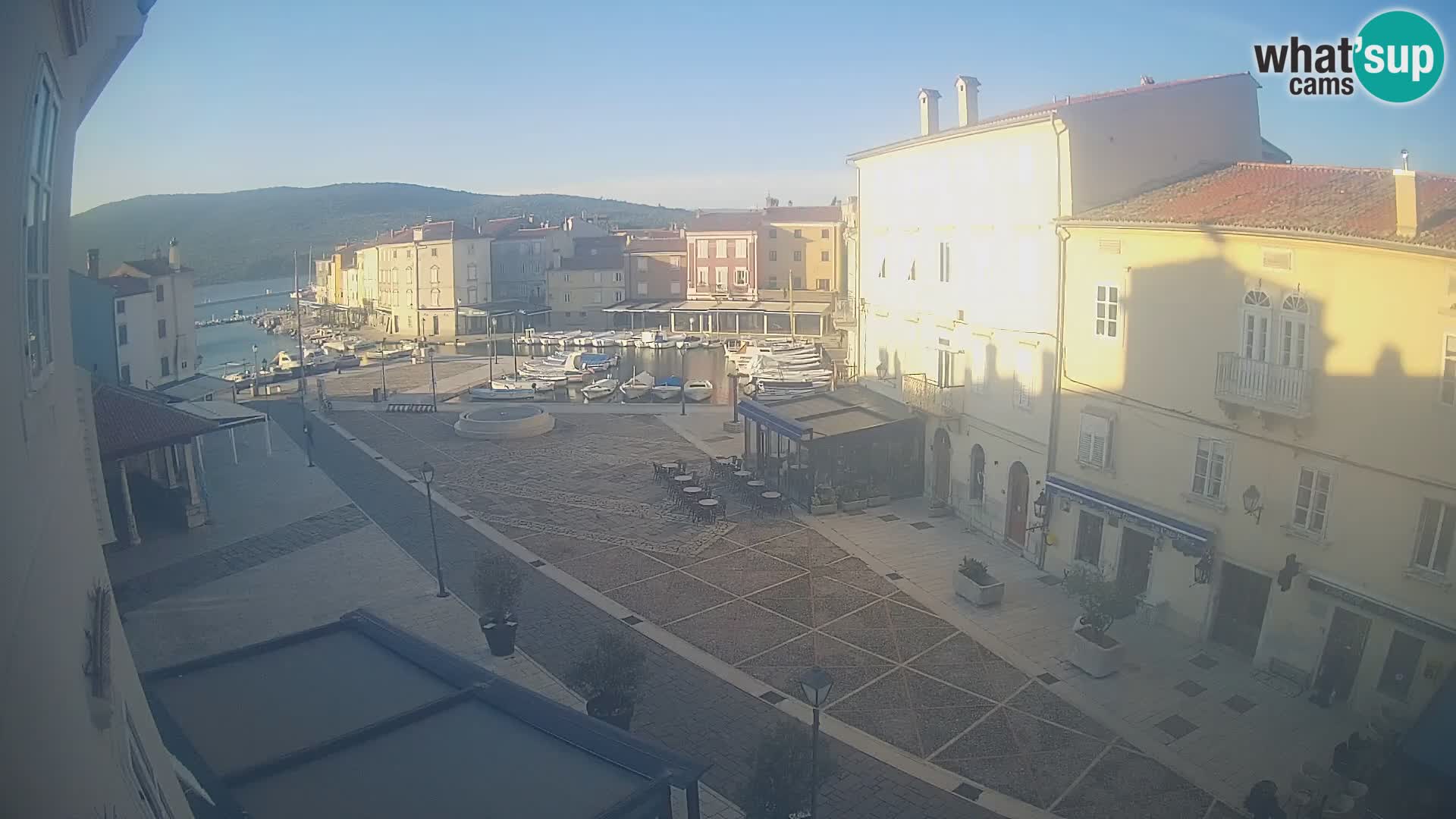 LIVE cam Cres city – place principale et “mandrač” – île de Cres – Croatie