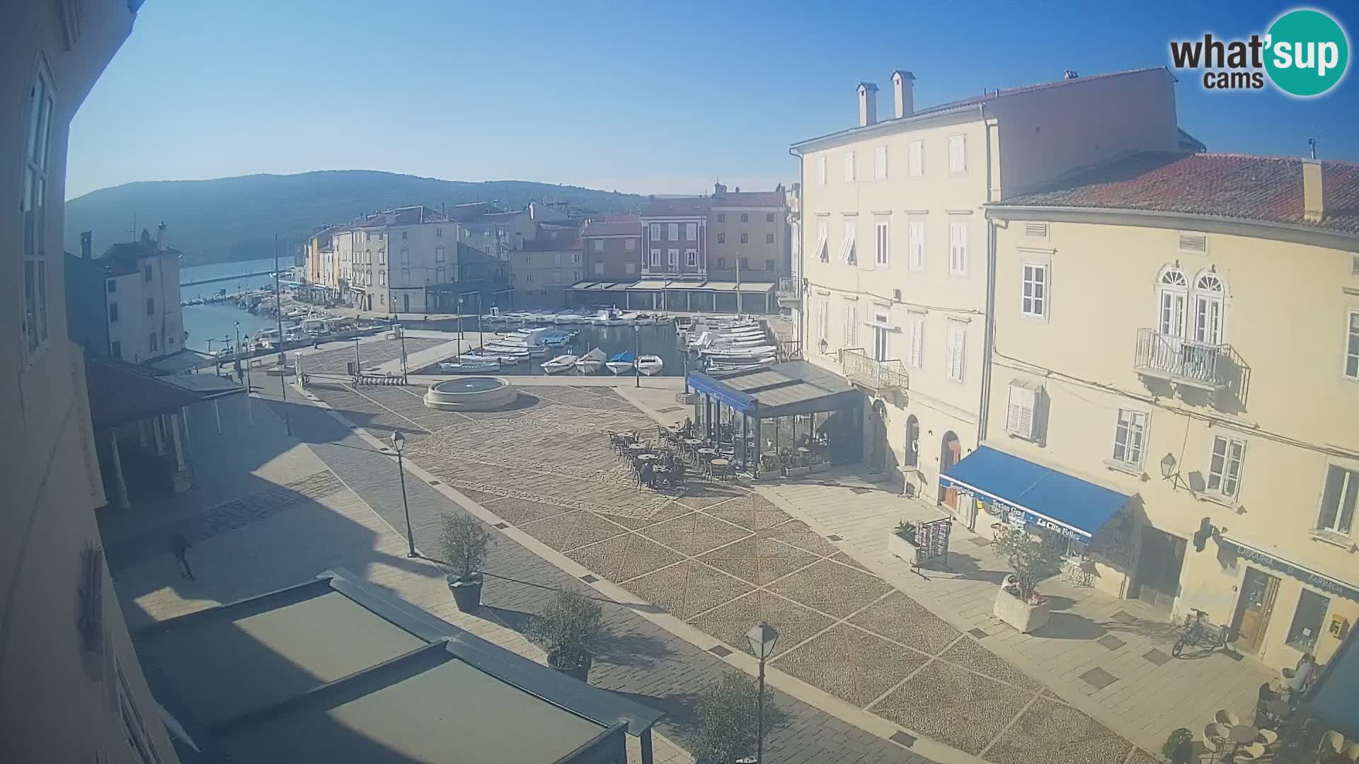 LIVE cam Cres city – place principale et “mandrač” – île de Cres – Croatie