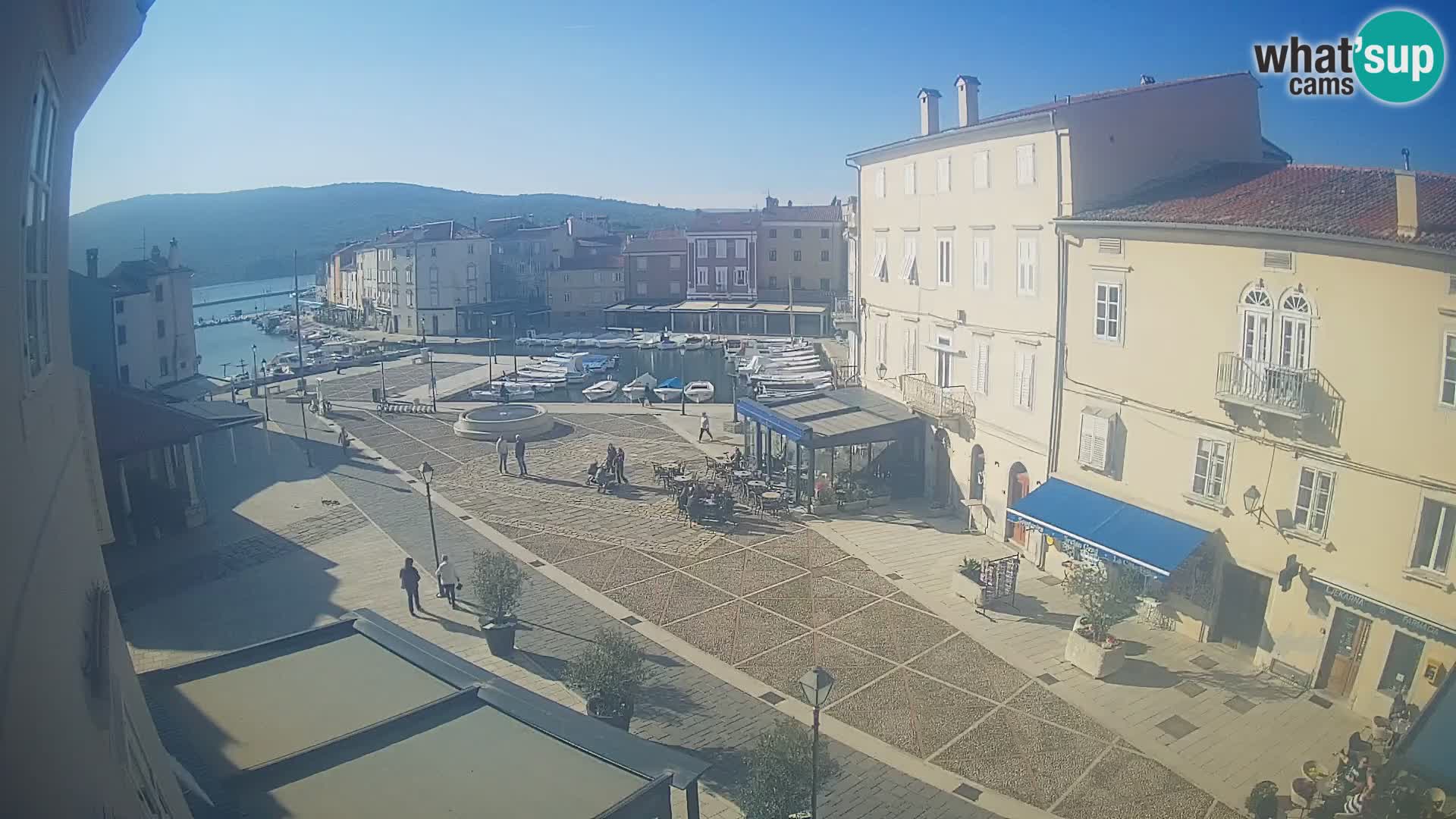 Cámara en vivo ciudad de Cres – plaza principal y “mandrač” – isla de Cres – Croacia