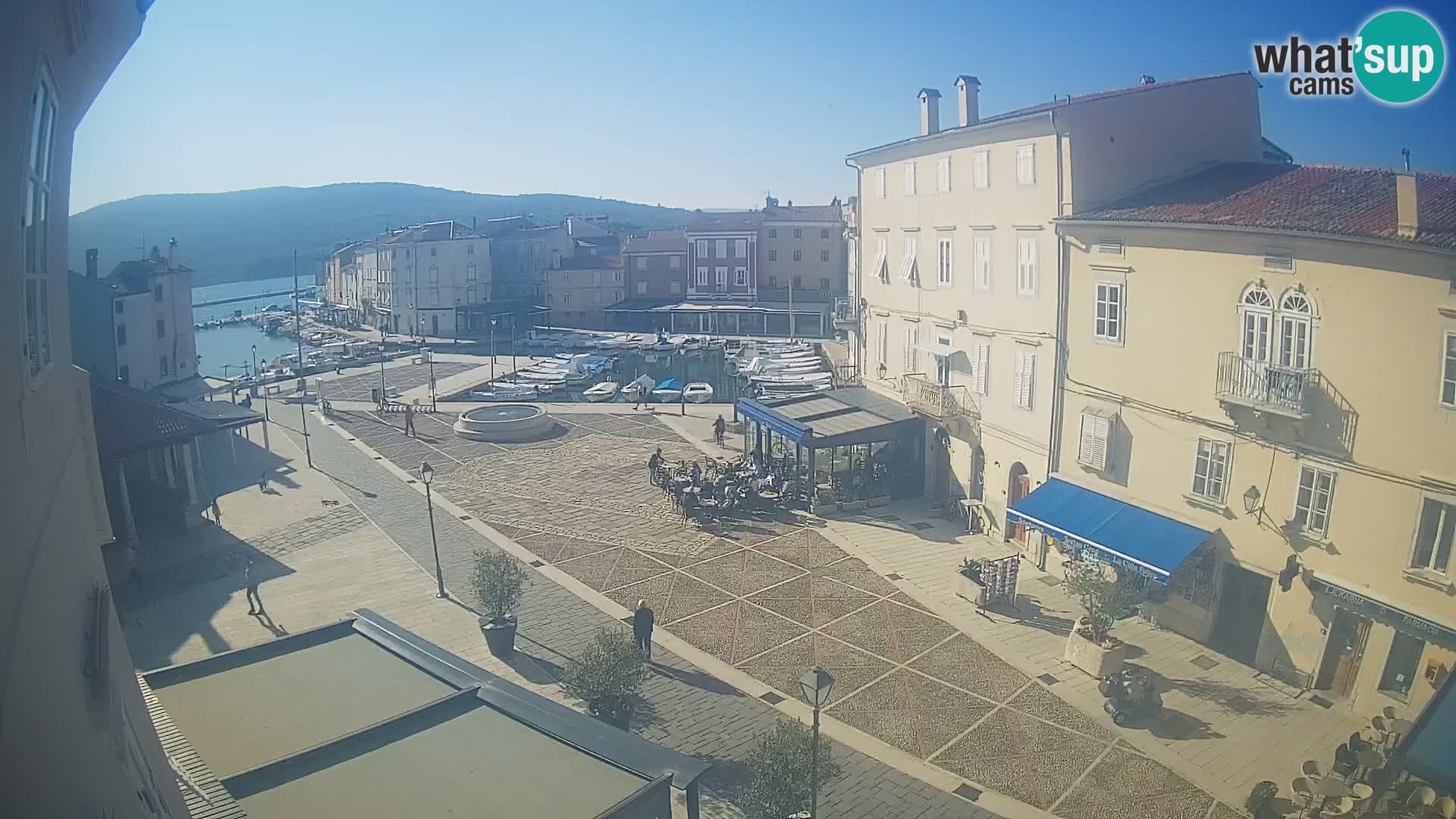 Web kamera Grad Cres – glavni trg i “mandrač” – otok Cres