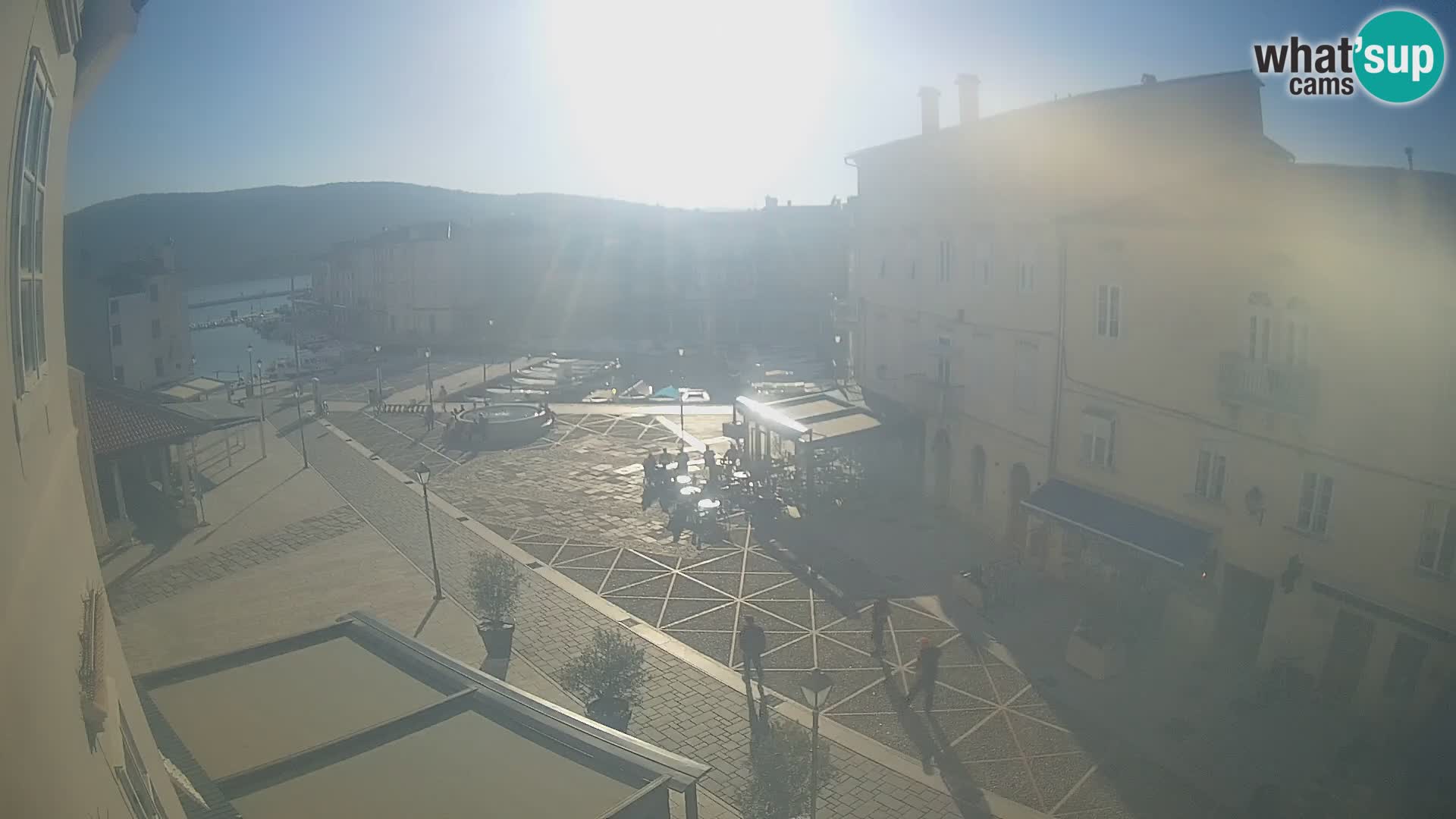 V ŽIVO spletna kamera Cres mesto – glavni trg in “mandrač” – otok Cres – Hrvaška