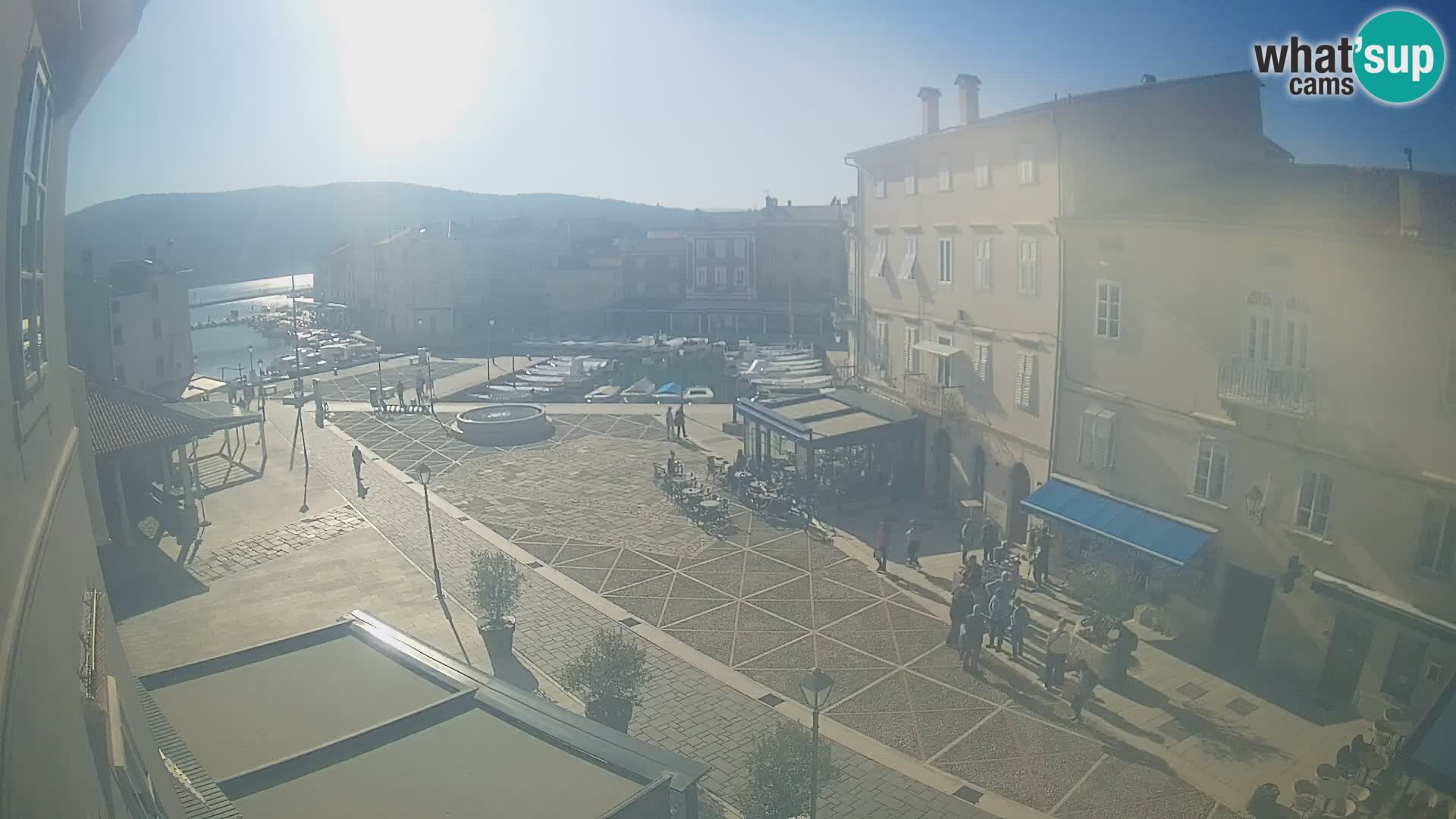 Web kamera Grad Cres – glavni trg i “mandrač” – otok Cres