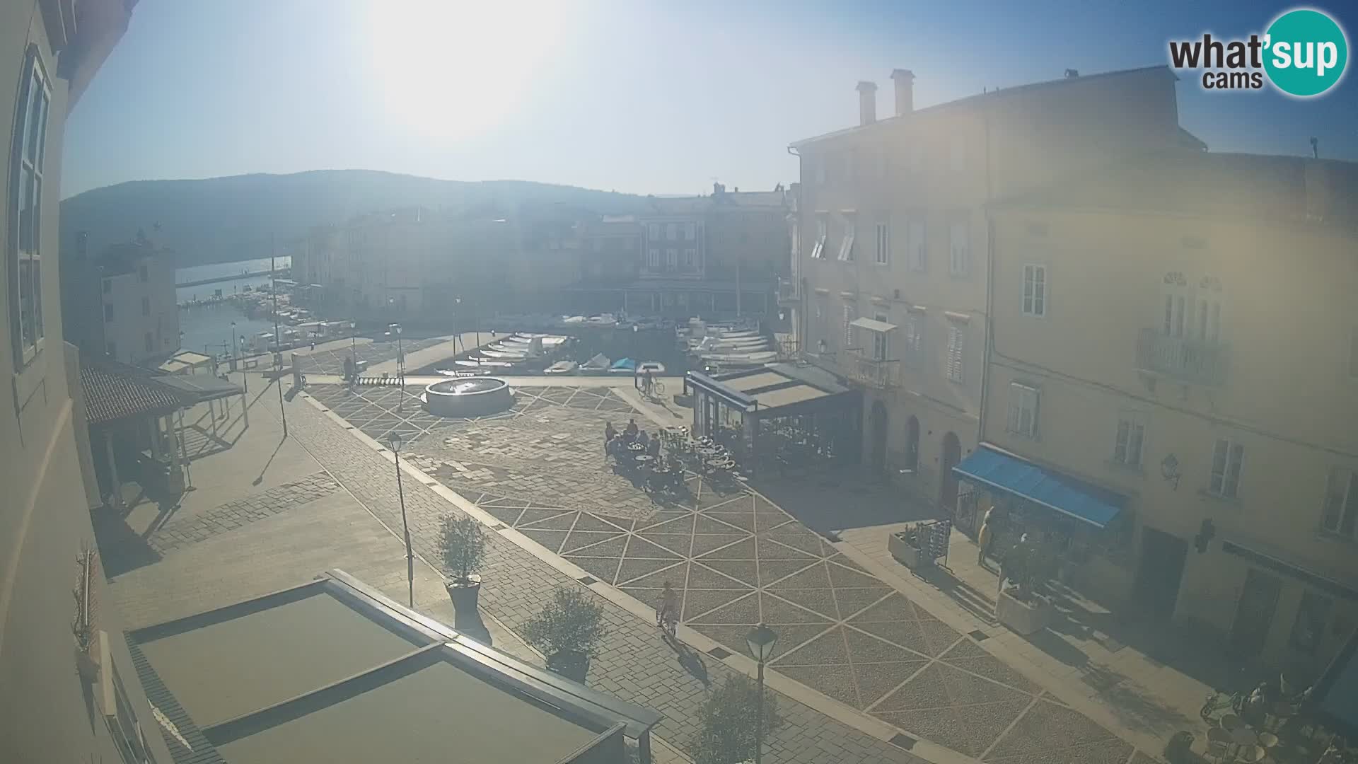 V ŽIVO spletna kamera Cres mesto – glavni trg in “mandrač” – otok Cres – Hrvaška