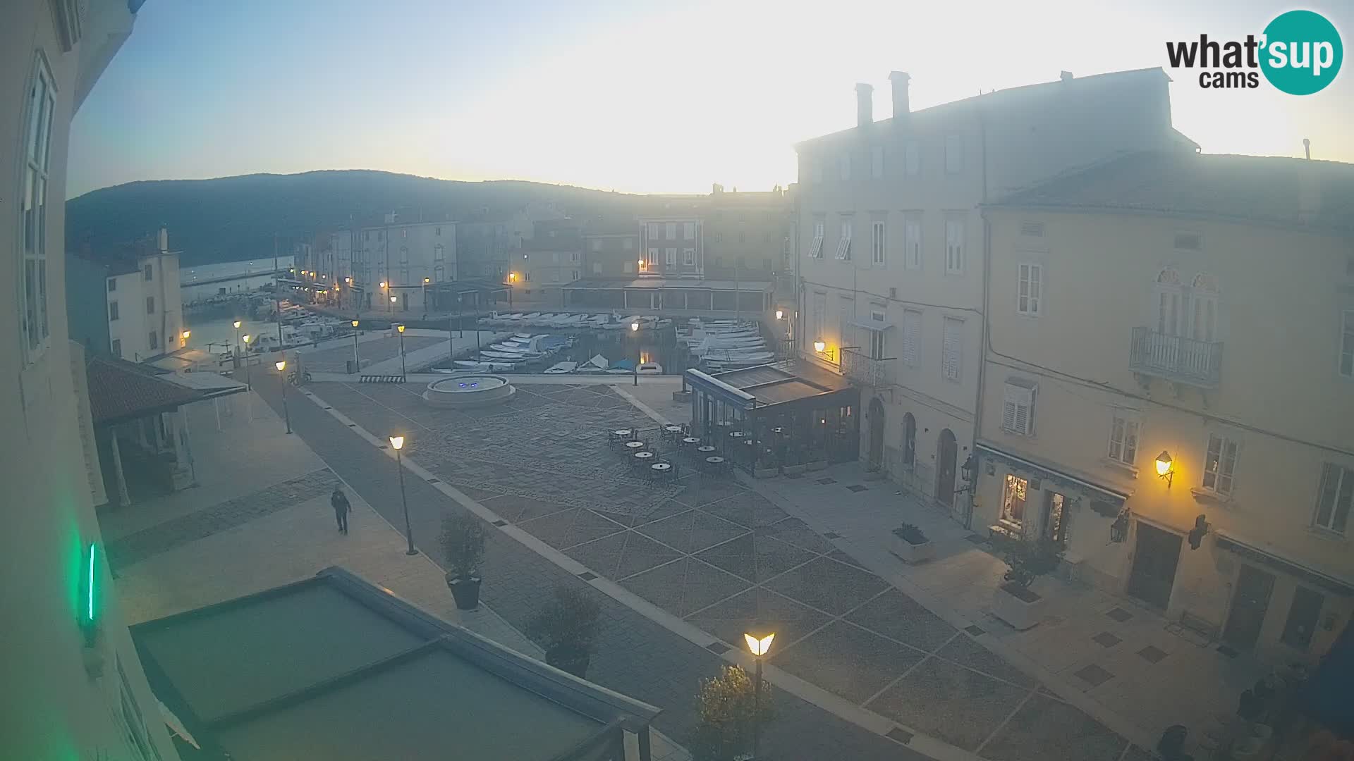 Kamera v ŽIVO Cres mesto – glavni trg in “mandrač” – otok Cres – Hrvaška