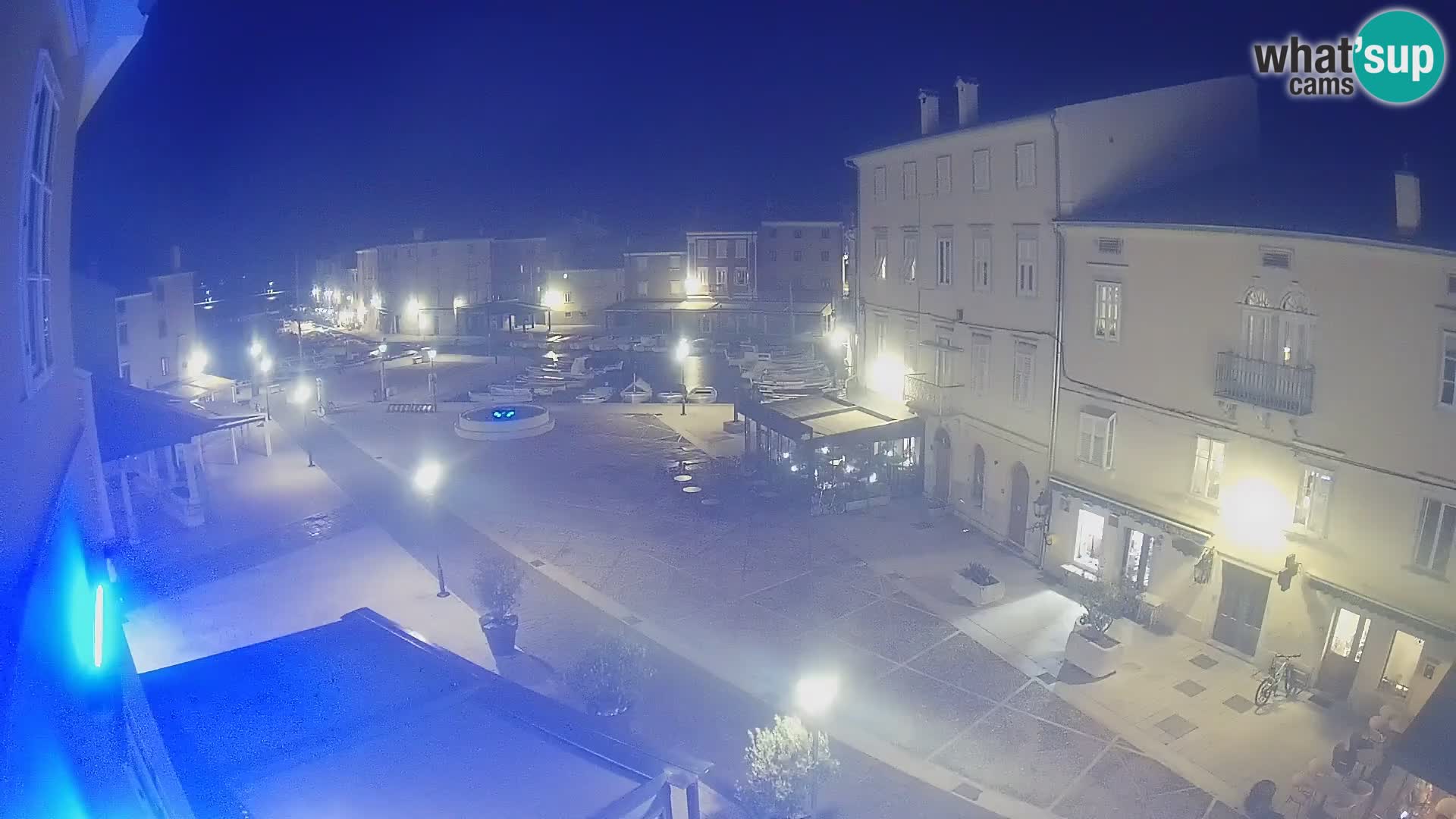 Web kamera Grad Cres – glavni trg i “mandrač” – otok Cres