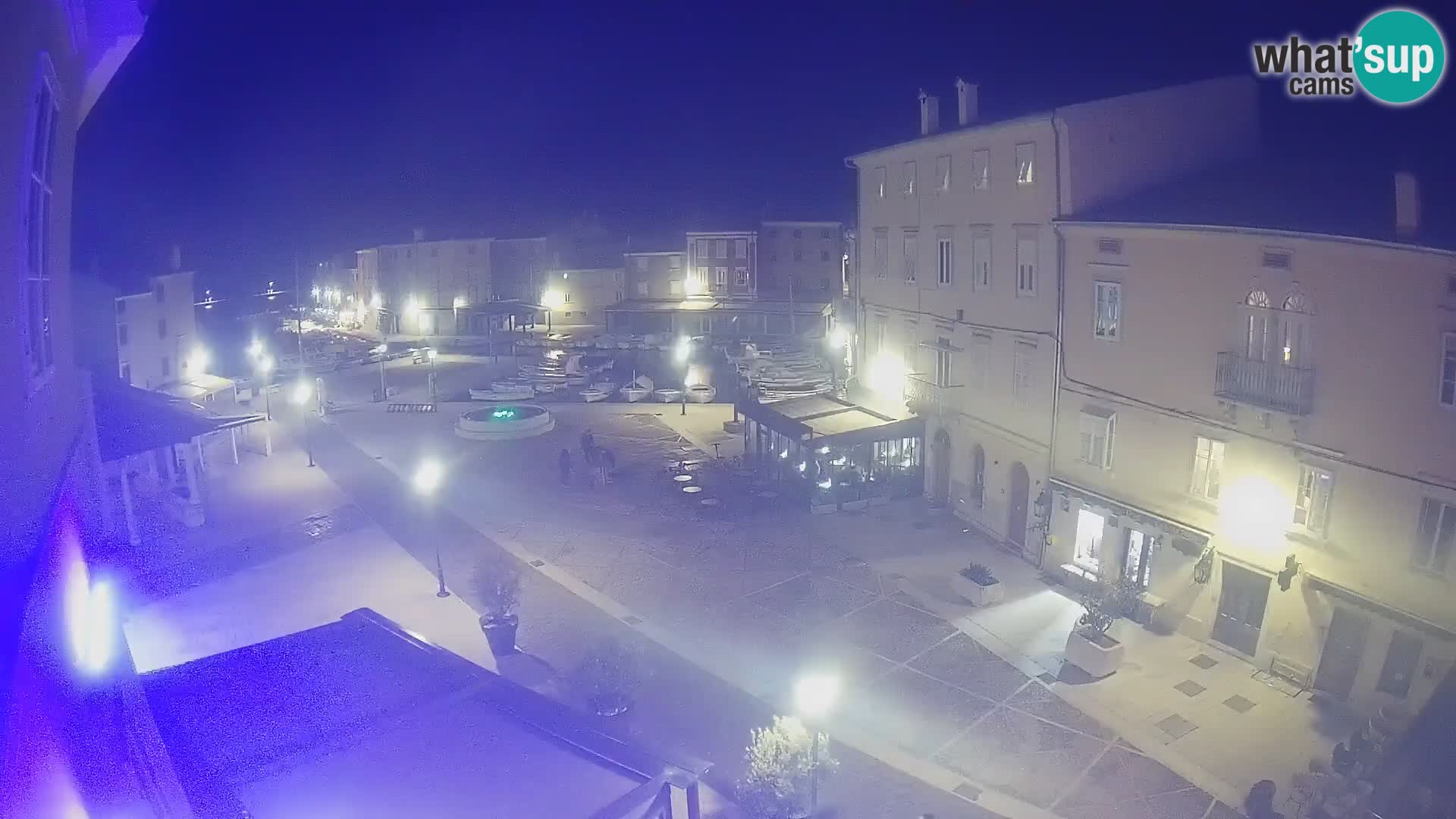 V ŽIVO spletna kamera Cres mesto – glavni trg in “mandrač” – otok Cres – Hrvaška