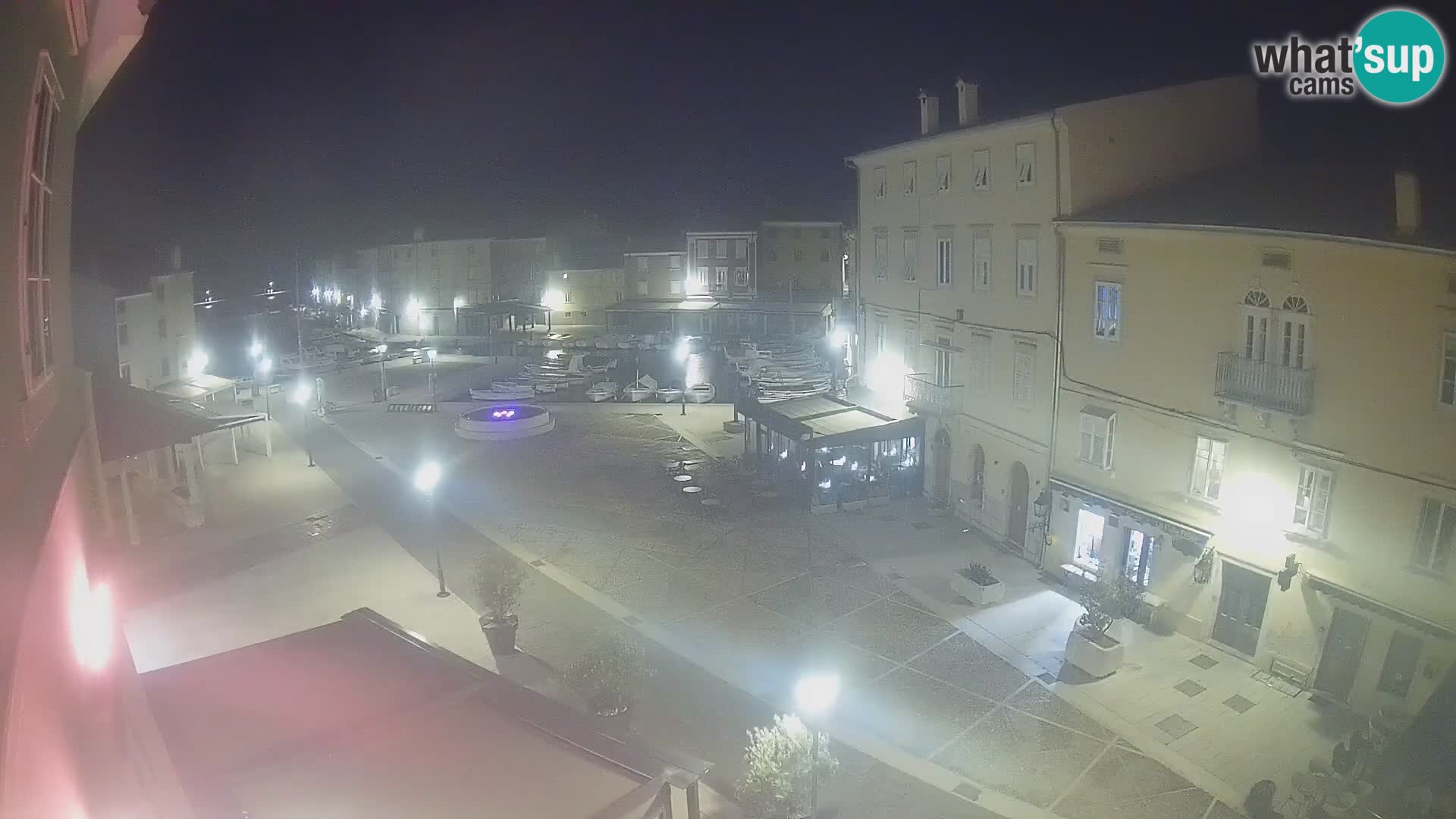 Web kamera Grad Cres – glavni trg i “mandrač” – otok Cres