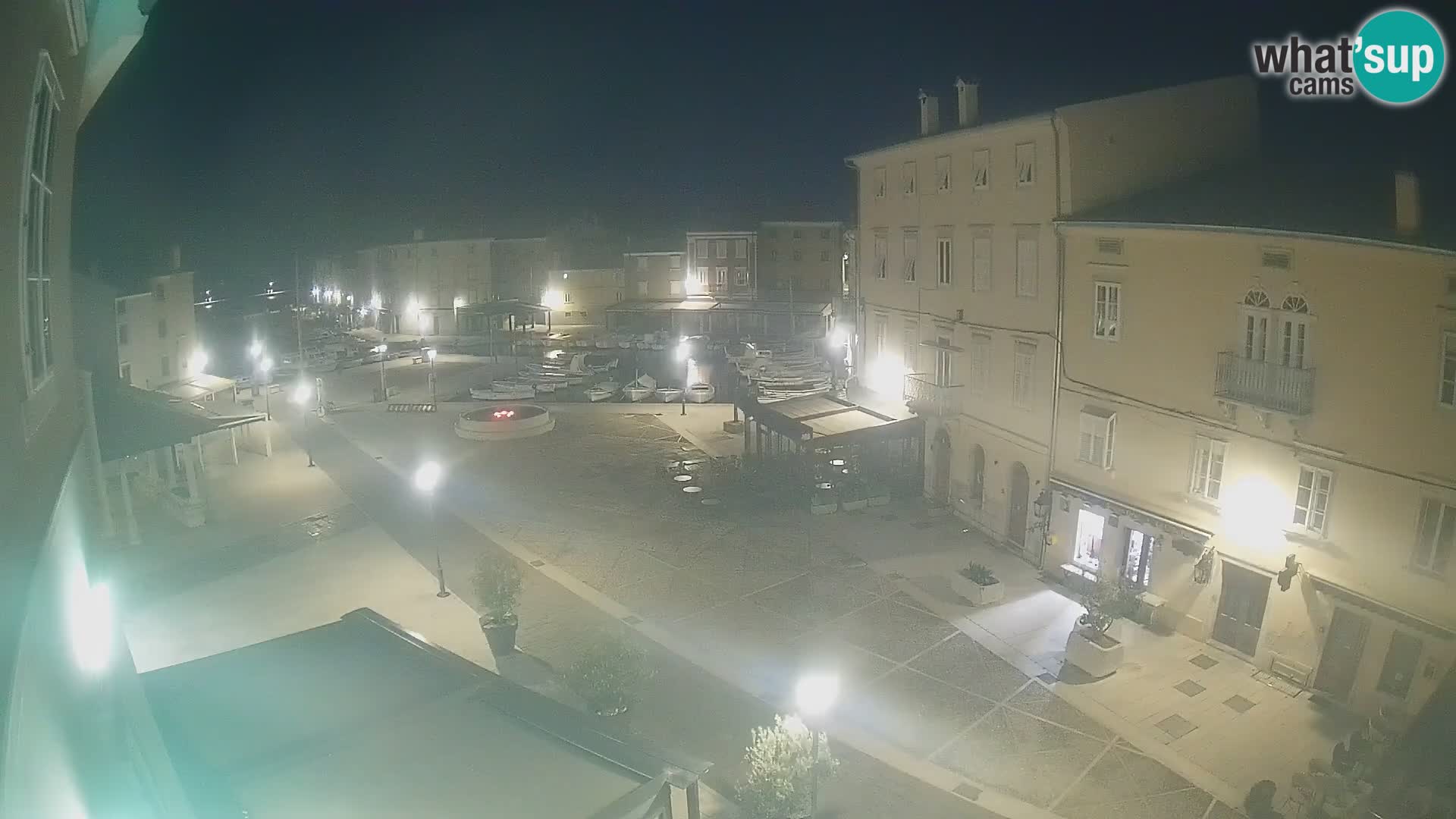 Web kamera Grad Cres – glavni trg i “mandrač” – otok Cres