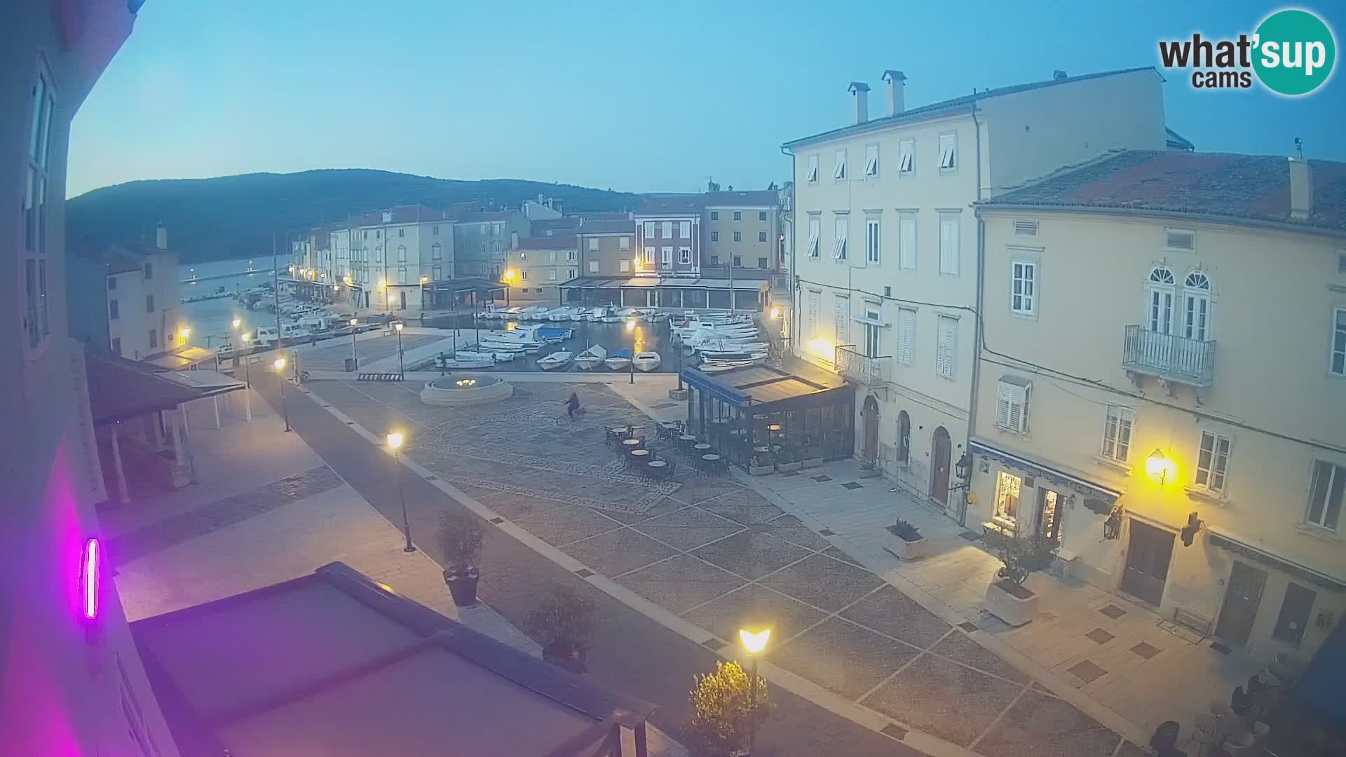 Cámara en vivo ciudad de Cres – plaza principal y “mandrač” – isla de Cres – Croacia