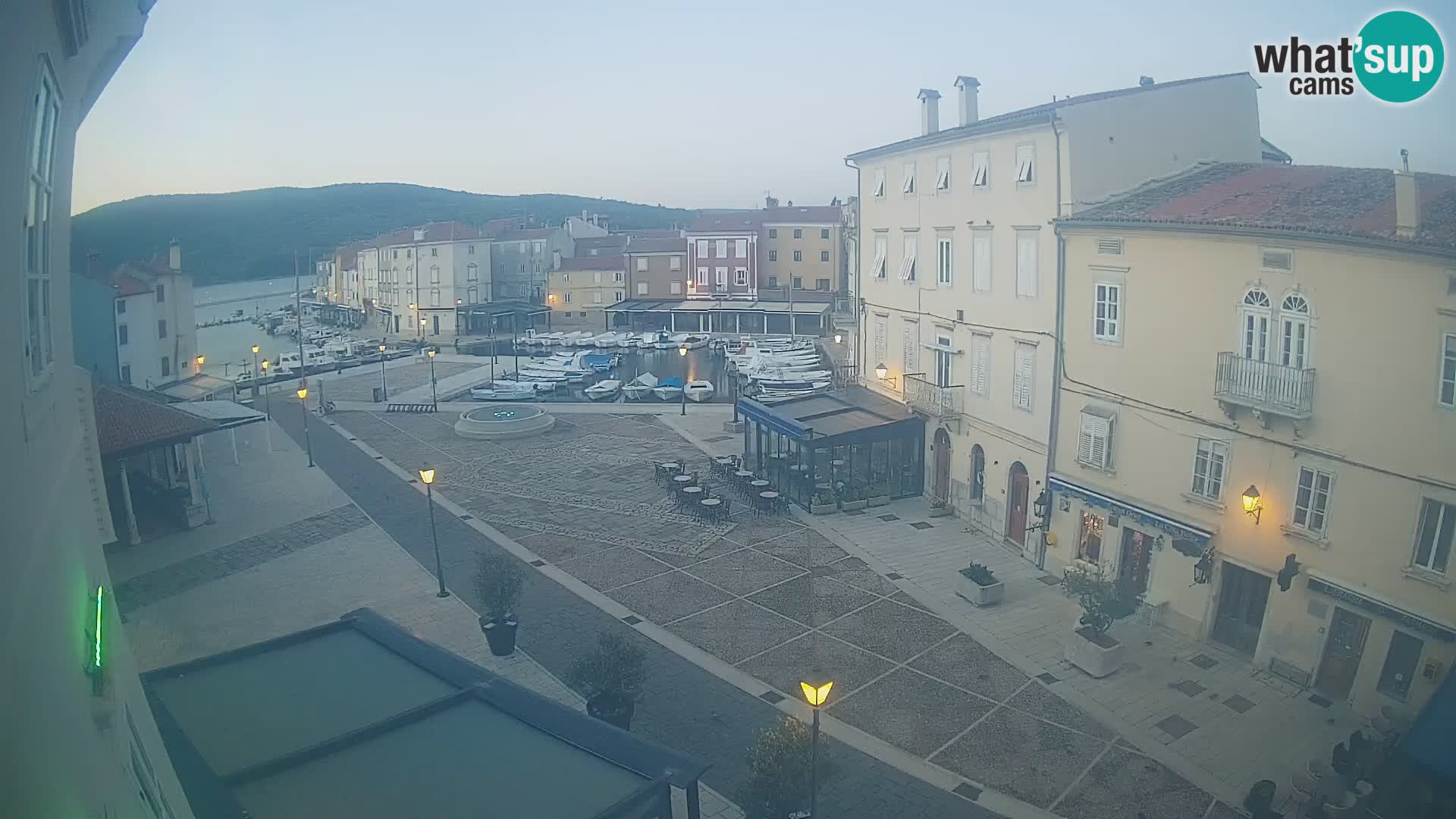 LIVE cam Cres città – piazza principale e “mandrač” – isola di Cherso – Croazia