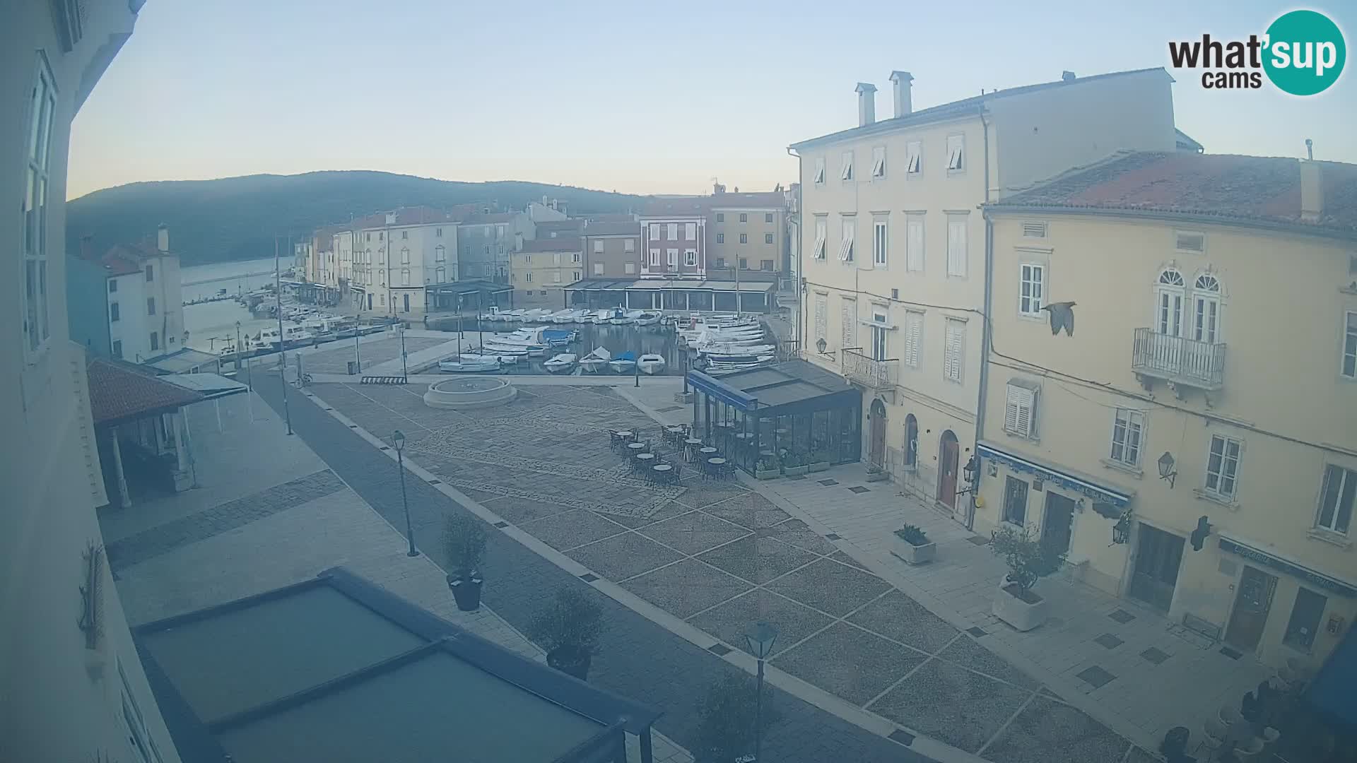Web kamera Grad Cres – glavni trg i “mandrač” – otok Cres