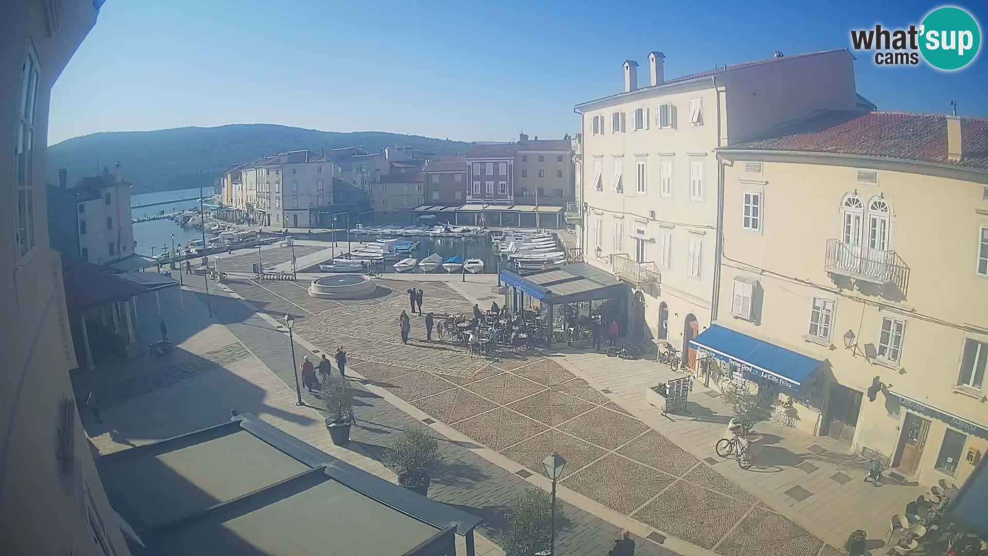 Cámara en vivo ciudad de Cres – plaza principal y “mandrač” – isla de Cres – Croacia