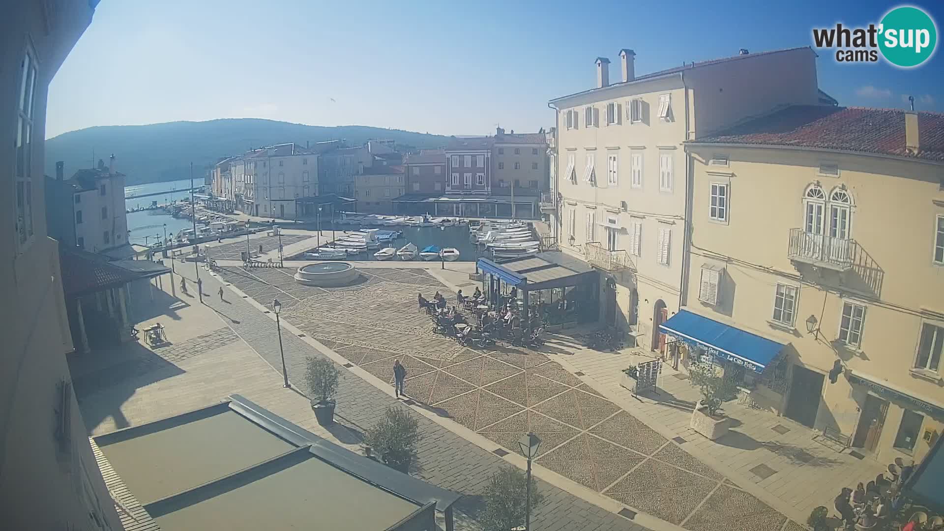 V ŽIVO spletna kamera Cres mesto – glavni trg in “mandrač” – otok Cres – Hrvaška