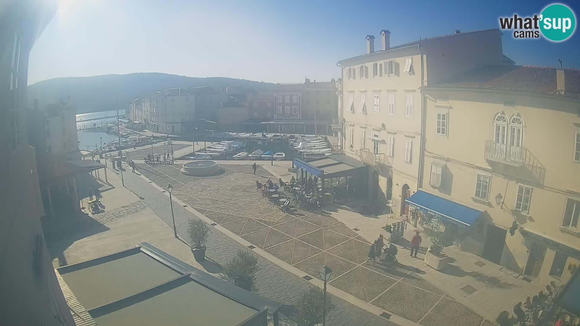 Cámara en vivo ciudad de Cres – plaza principal y “mandrač” – isla de Cres – Croacia