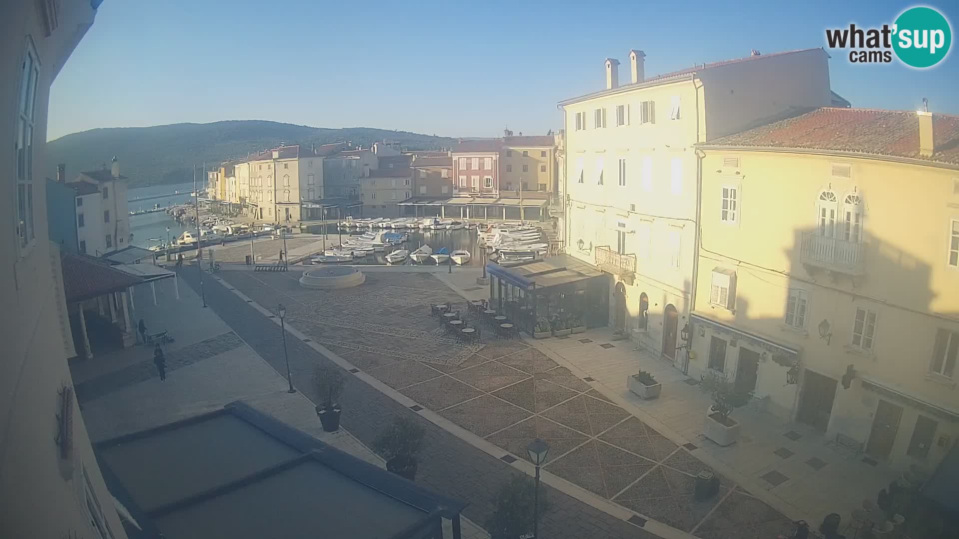 Cámara en vivo ciudad de Cres – plaza principal y “mandrač” – isla de Cres – Croacia