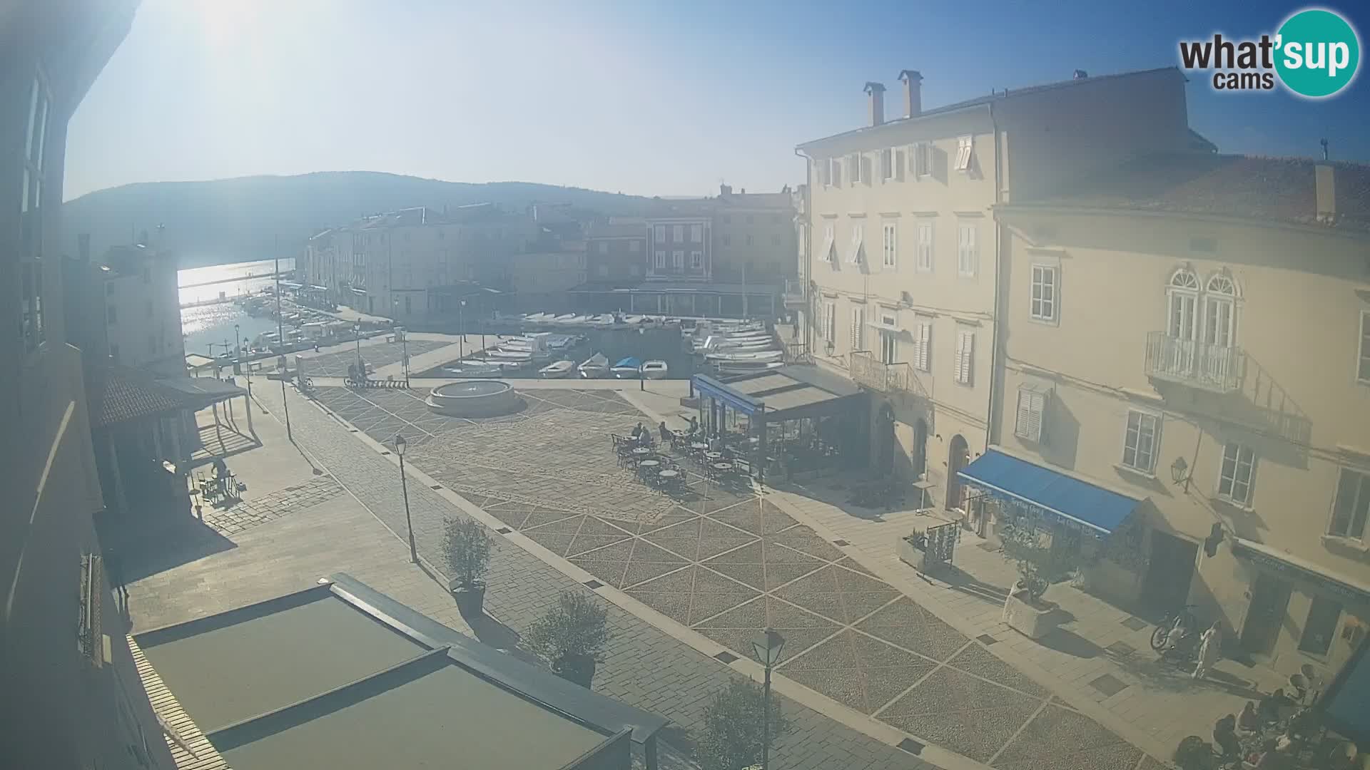 Web kamera Grad Cres – glavni trg i “mandrač” – otok Cres