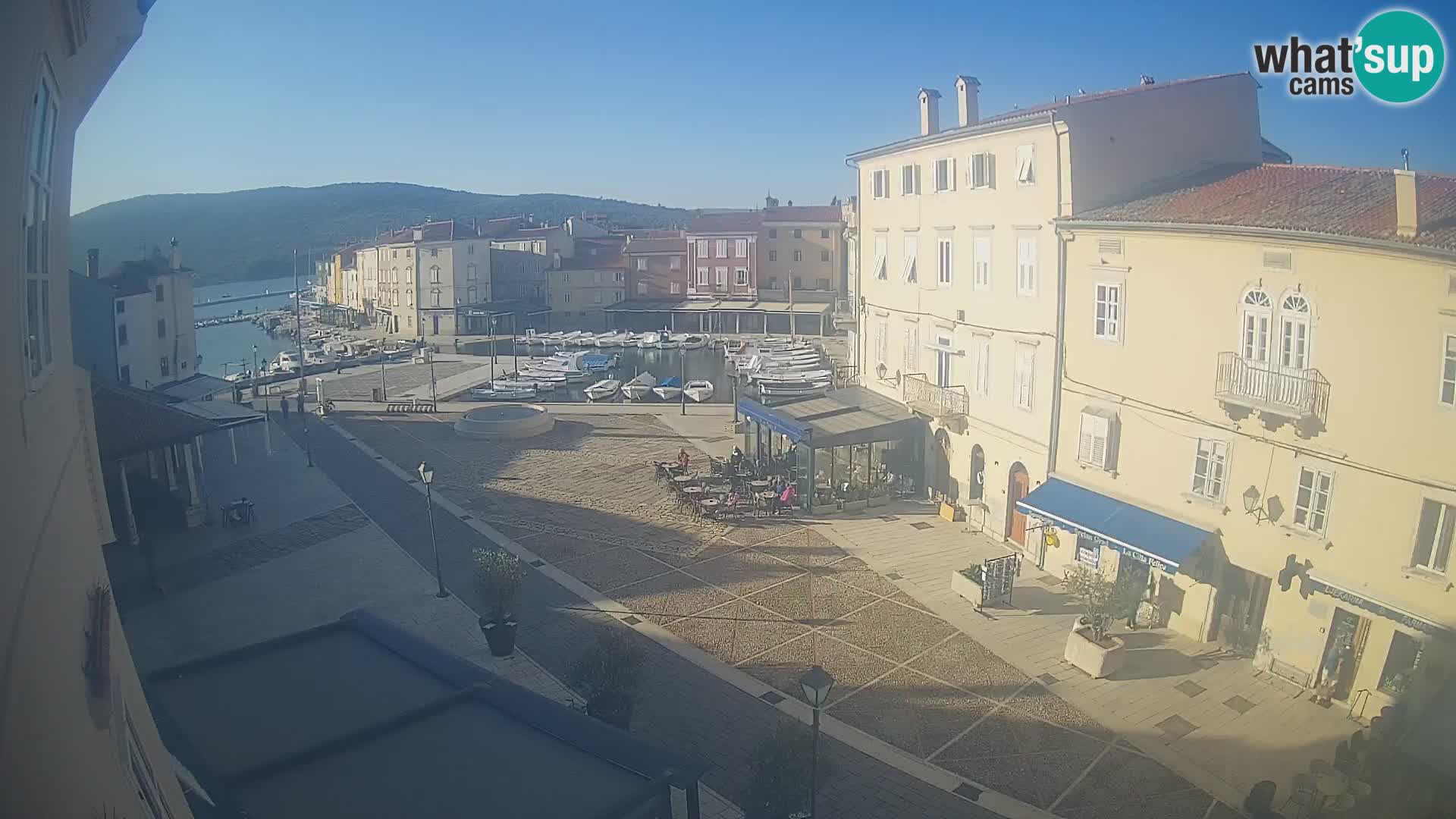 V ŽIVO spletna kamera Cres mesto – glavni trg in “mandrač” – otok Cres – Hrvaška