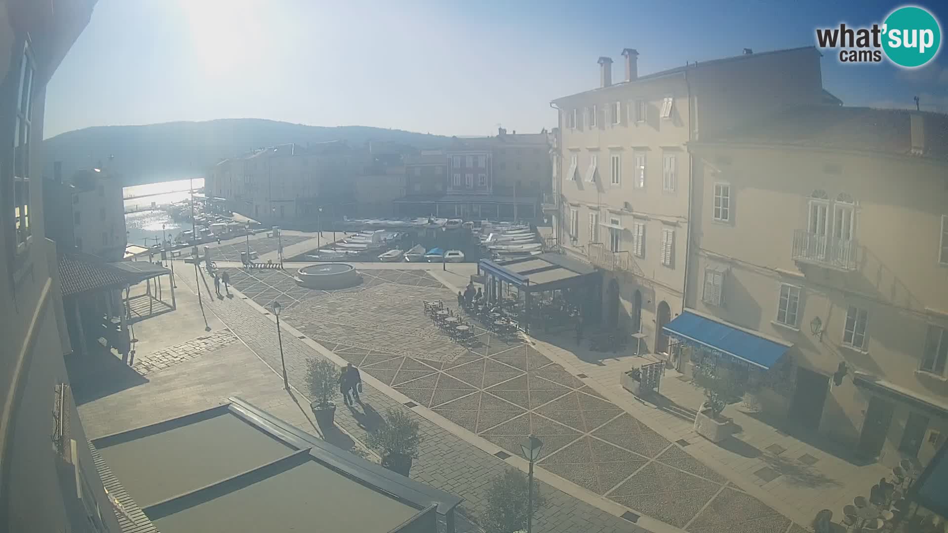 V ŽIVO spletna kamera Cres mesto – glavni trg in “mandrač” – otok Cres – Hrvaška