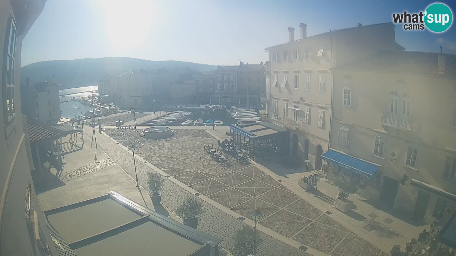 Web kamera Grad Cres – glavni trg i “mandrač” – otok Cres