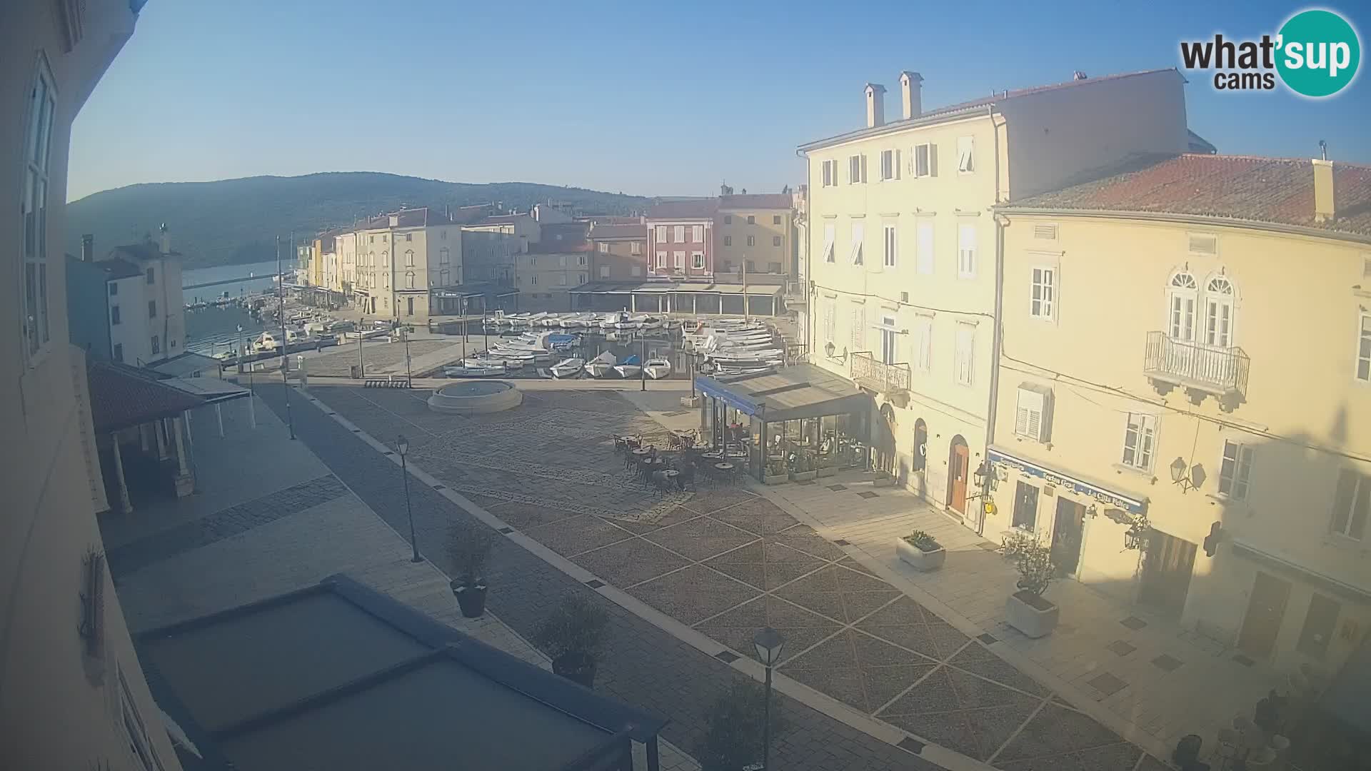 V ŽIVO spletna kamera Cres mesto – glavni trg in “mandrač” – otok Cres – Hrvaška