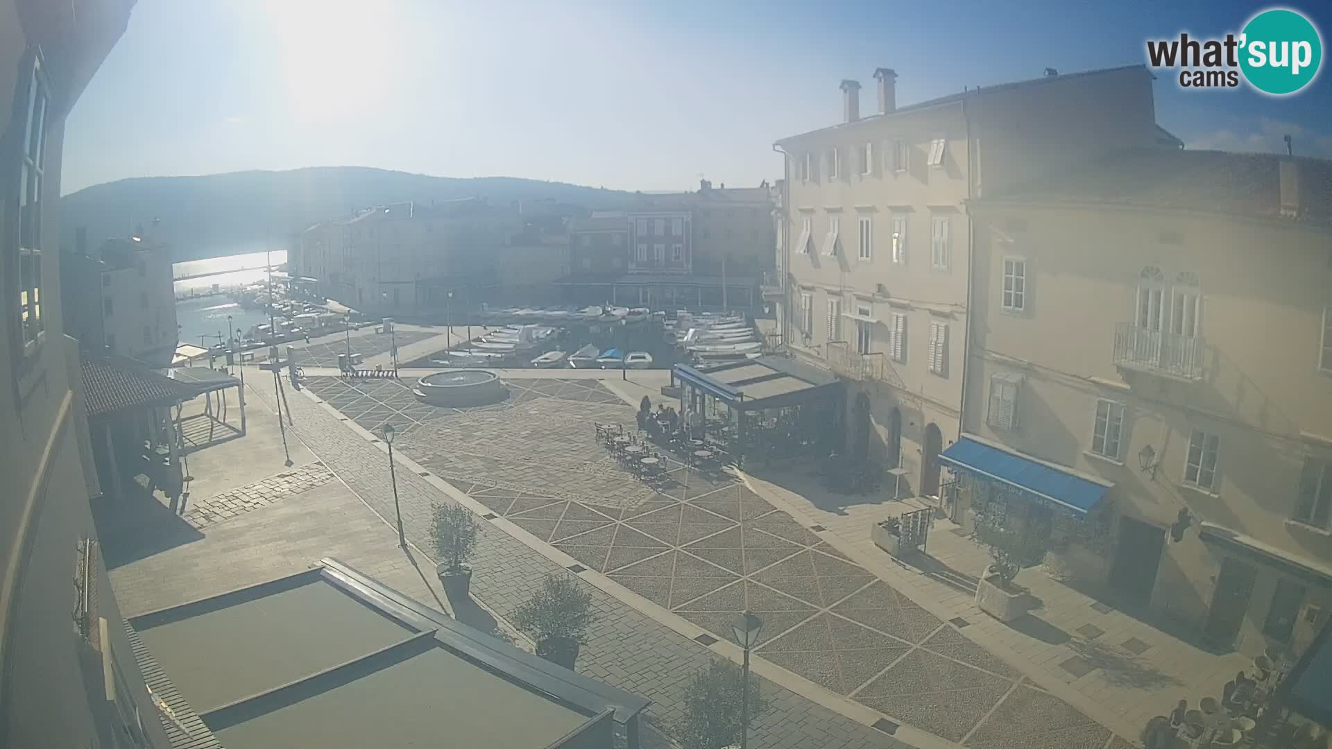 V ŽIVO spletna kamera Cres mesto – glavni trg in “mandrač” – otok Cres – Hrvaška