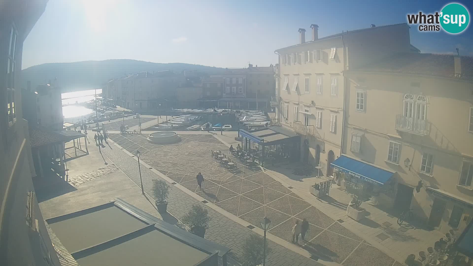 LIVE cam Cres city – place principale et “mandrač” – île de Cres – Croatie