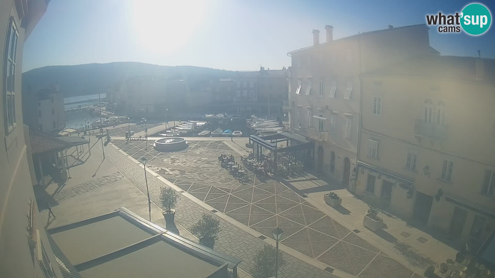 Kamera v ŽIVO Cres mesto – glavni trg in “mandrač” – otok Cres – Hrvaška