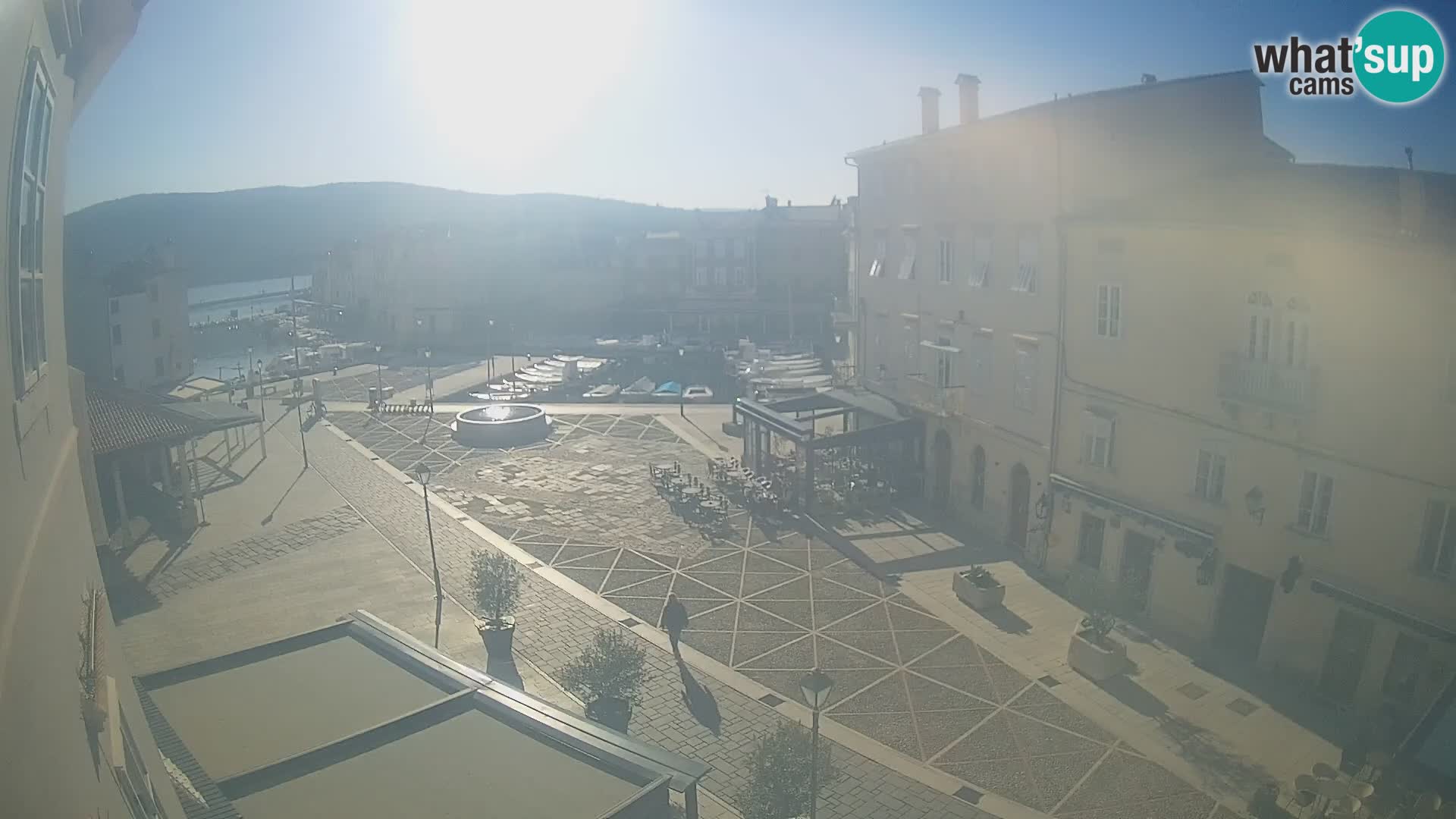 Cámara en vivo ciudad de Cres – plaza principal y “mandrač” – isla de Cres – Croacia