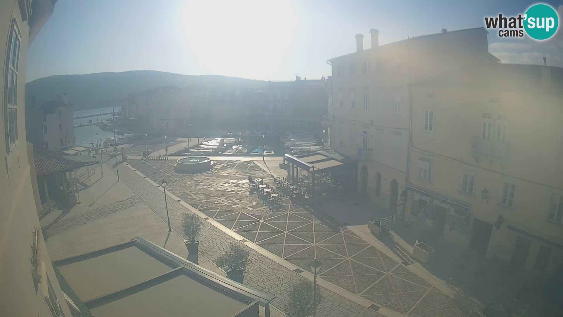 LIVE cam Cres city – place principale et “mandrač” – île de Cres – Croatie