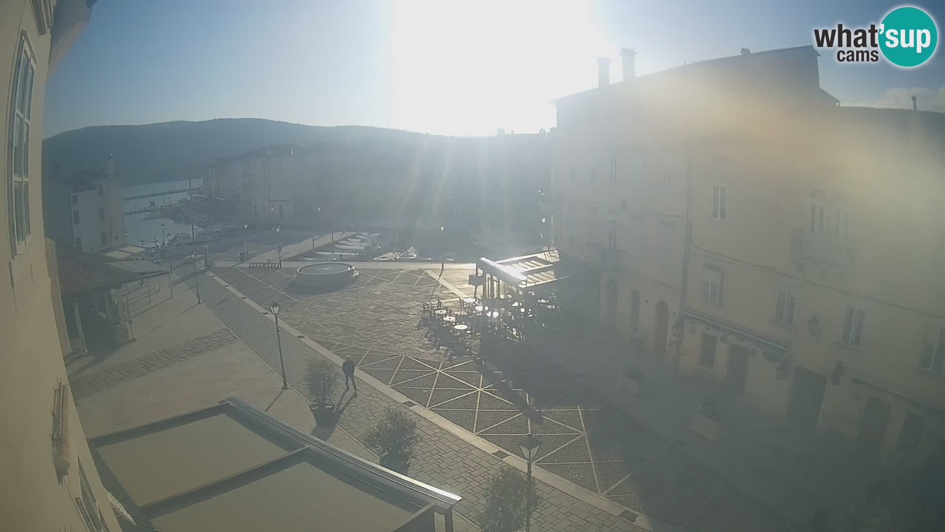 LIVE cam Cres city – place principale et “mandrač” – île de Cres – Croatie