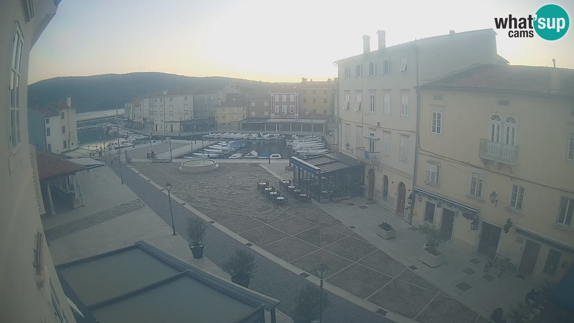 LIVE cam Cres city – place principale et “mandrač” – île de Cres – Croatie