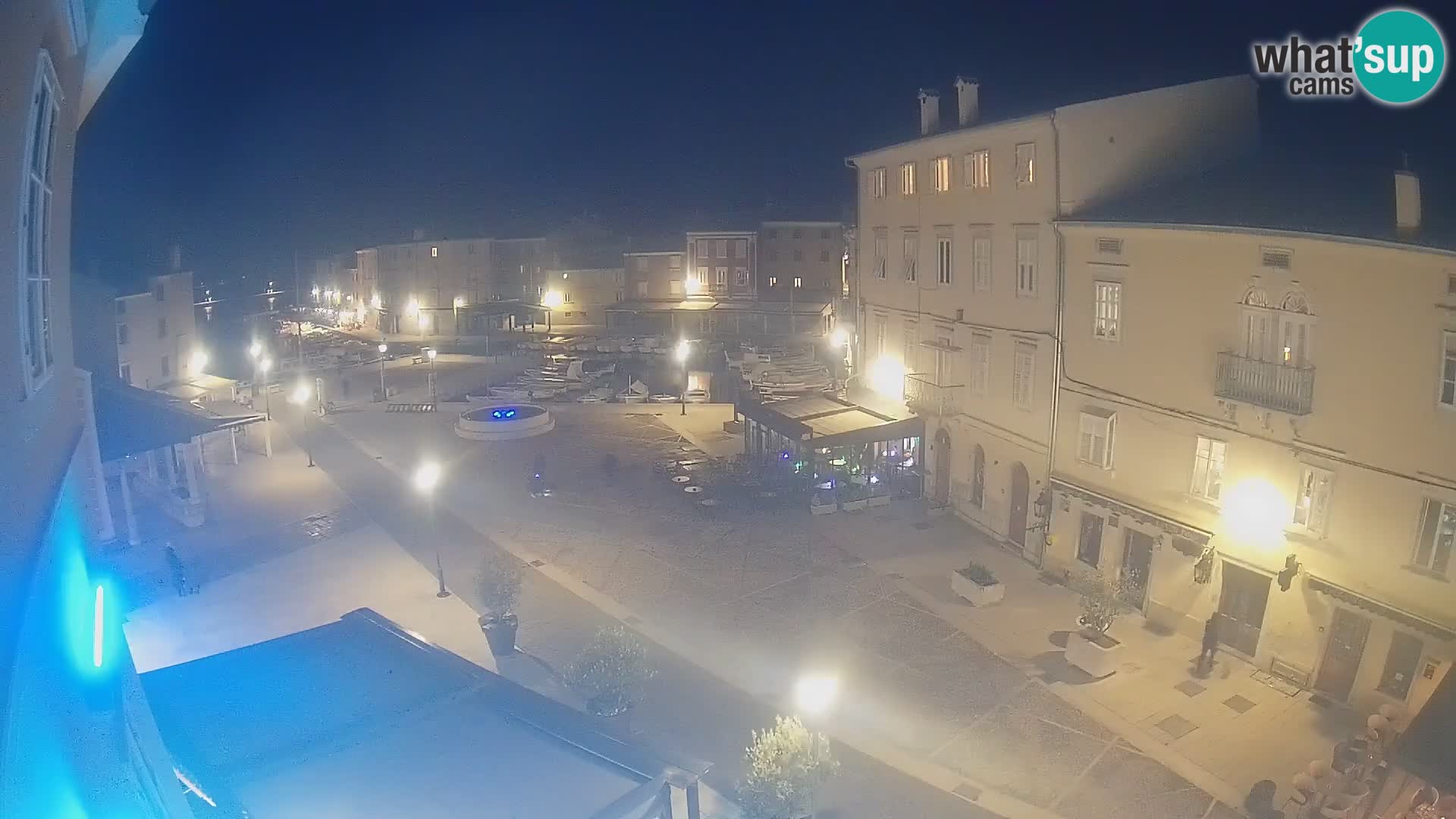 V ŽIVO spletna kamera Cres mesto – glavni trg in “mandrač” – otok Cres – Hrvaška